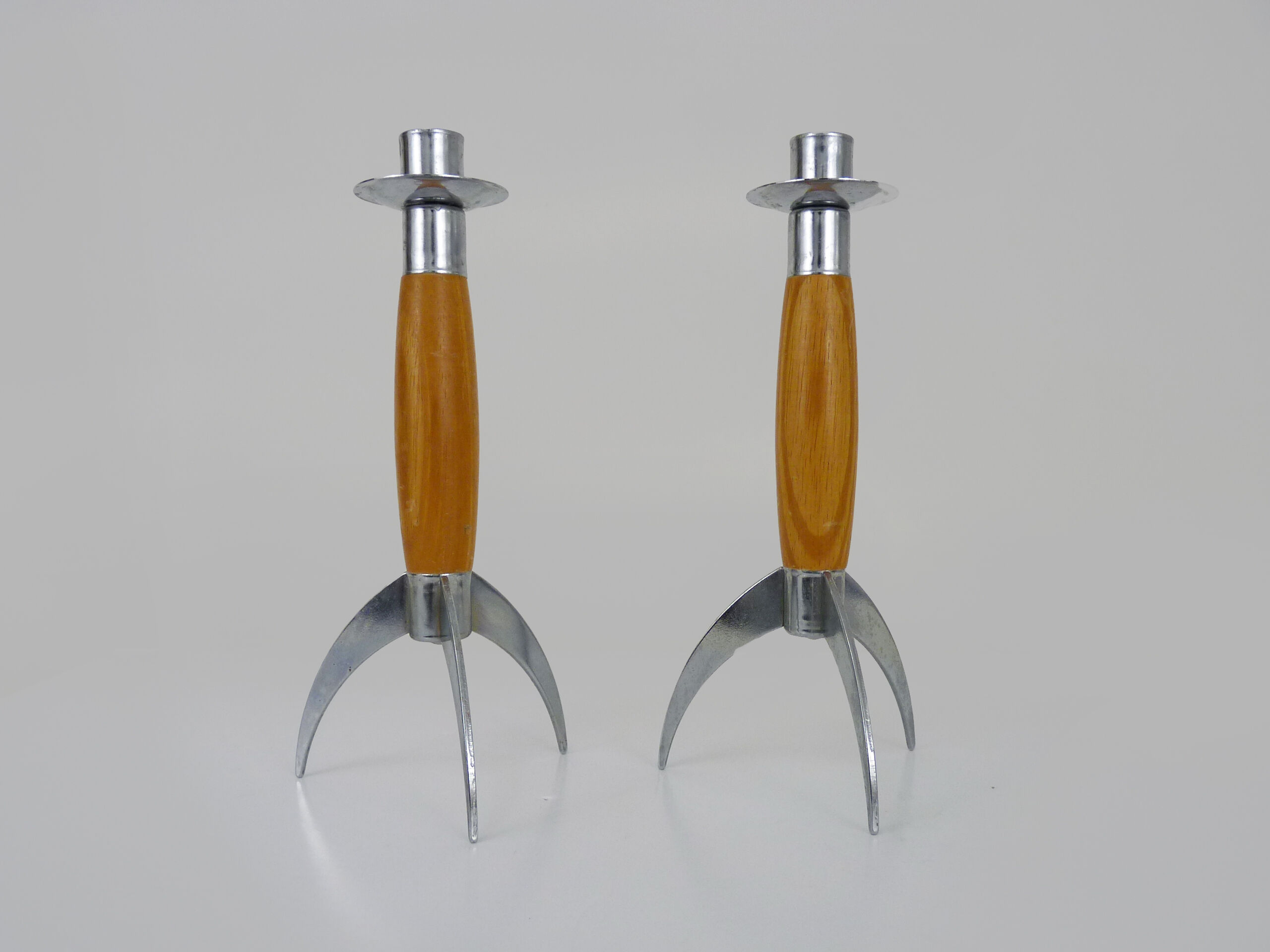 Paire d'anciens bougeoirs fusée design post moderniste en bois et inox. année 70 80