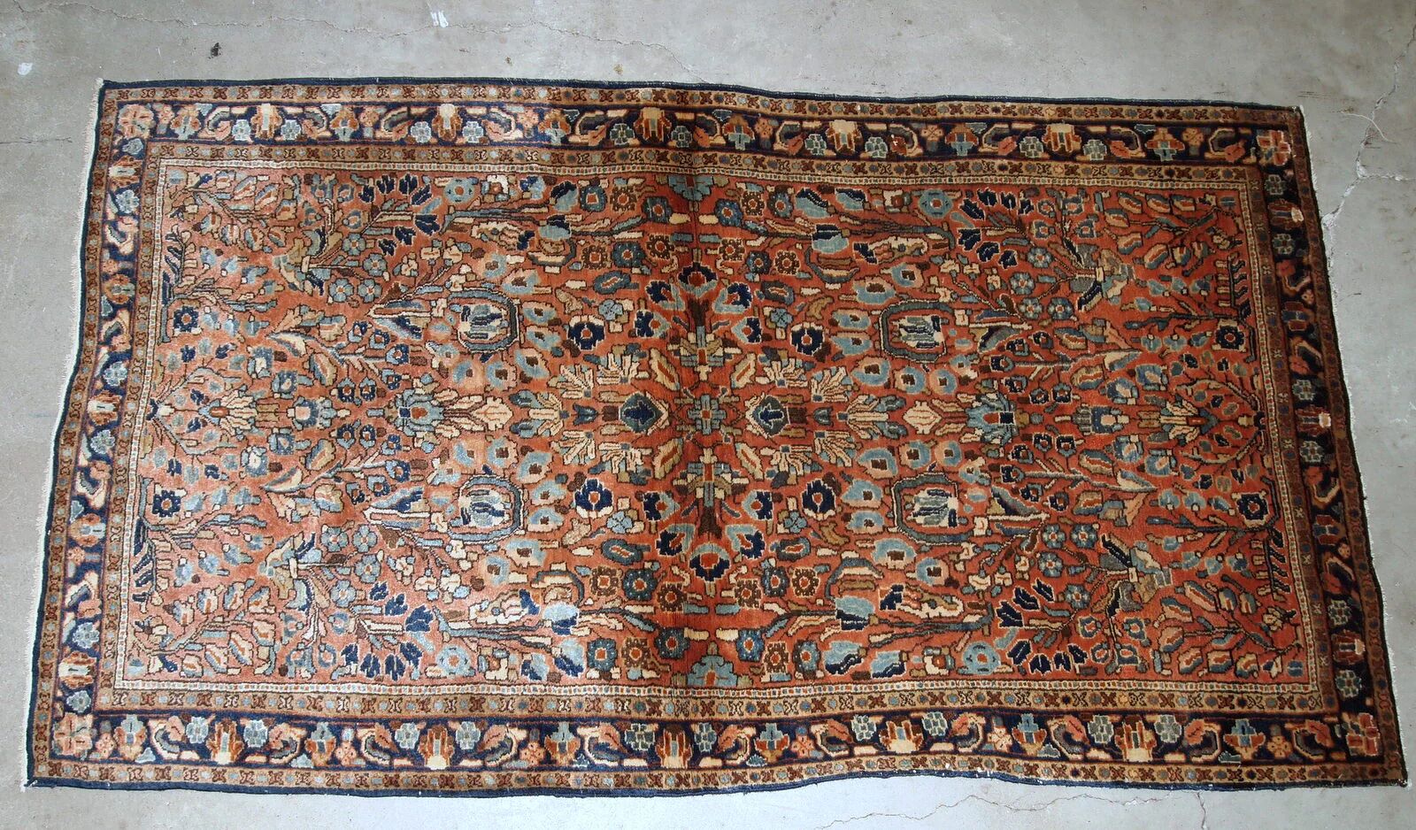 Handmade antique Persian Sarouk rug 103cm x 164cm 1920s