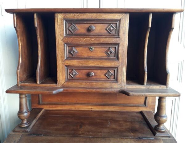 Bureau à pente avec trieur, tiroirs et casiers de rangement
