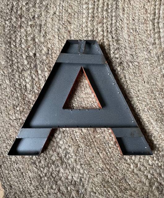 lettre "A" d'enseigne vintage en métal