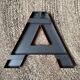 lettre "A" d'enseigne vintage en métal