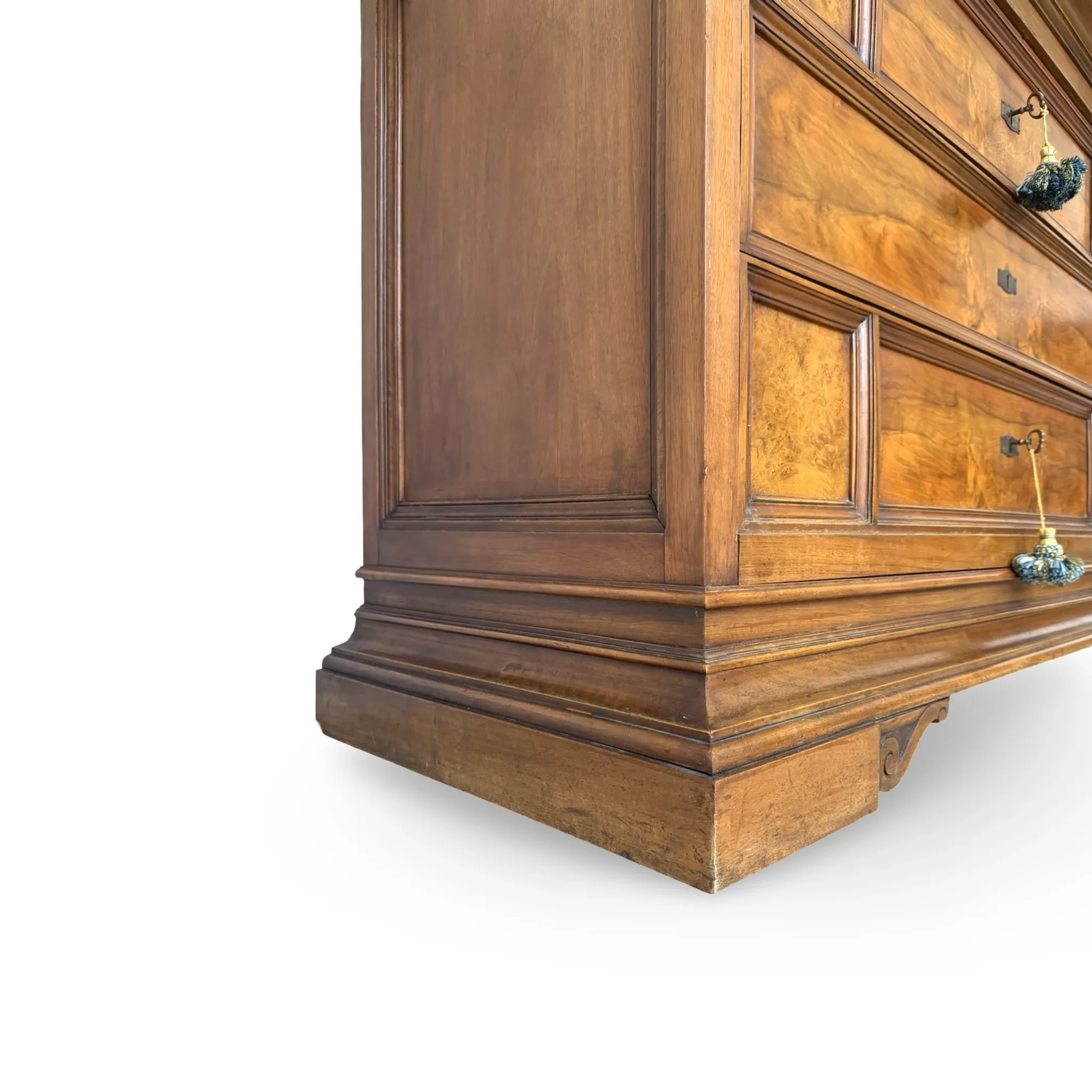 Elegant antique Italian chest of drawers, dating from the 20th century