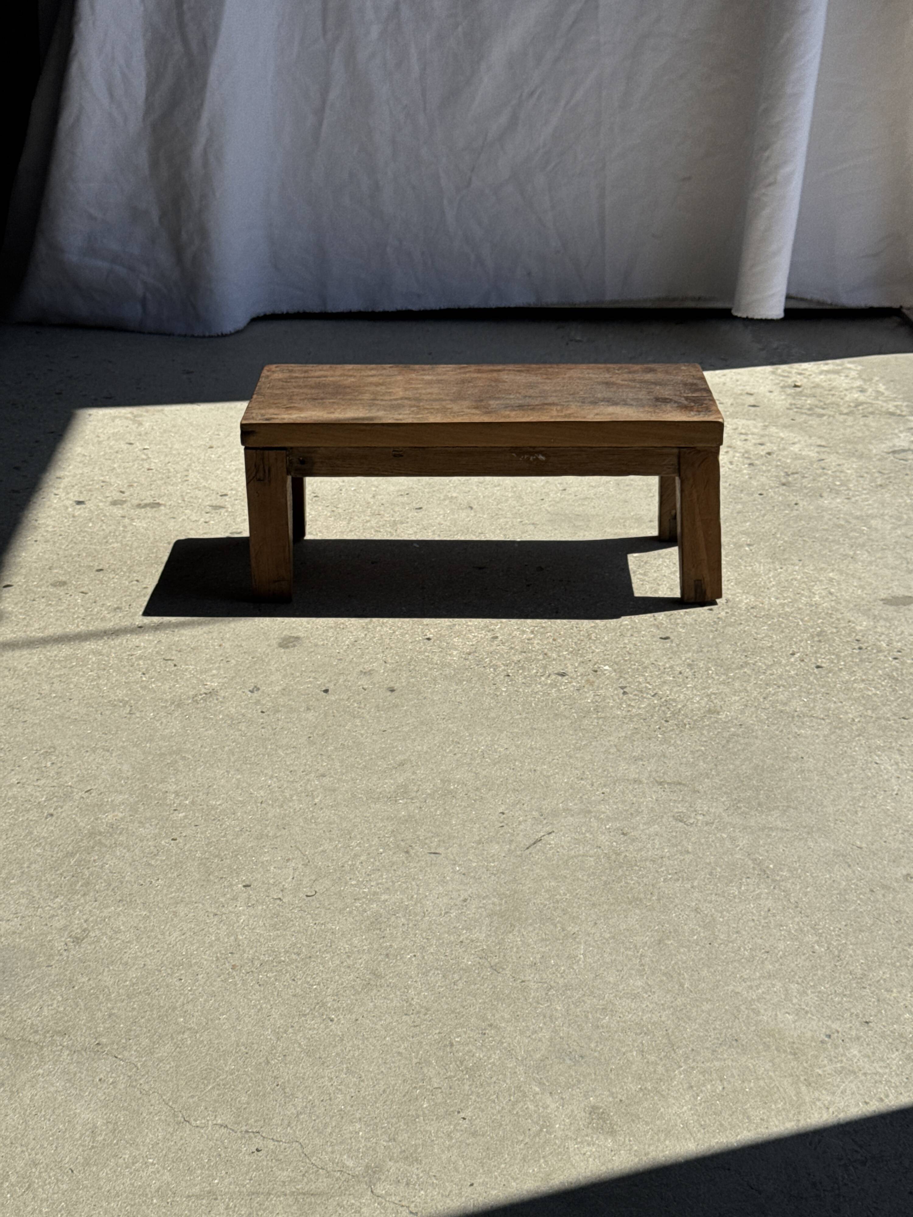 Petit banc en teck ancien rectangulaire quadripode d'Indonésie H20 L45