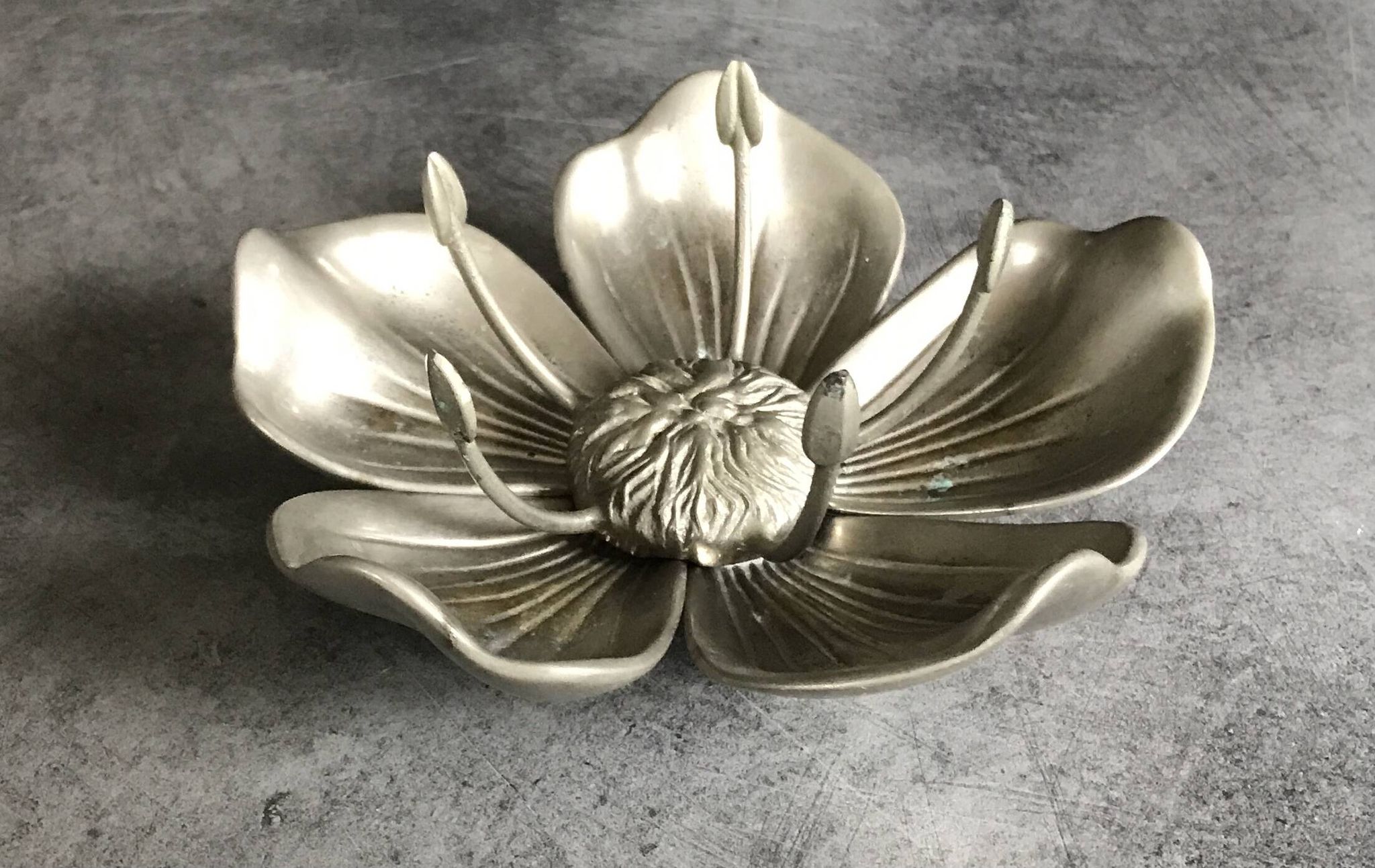 Vintage lotus flower ashtray with 5 removable petals in silver metal