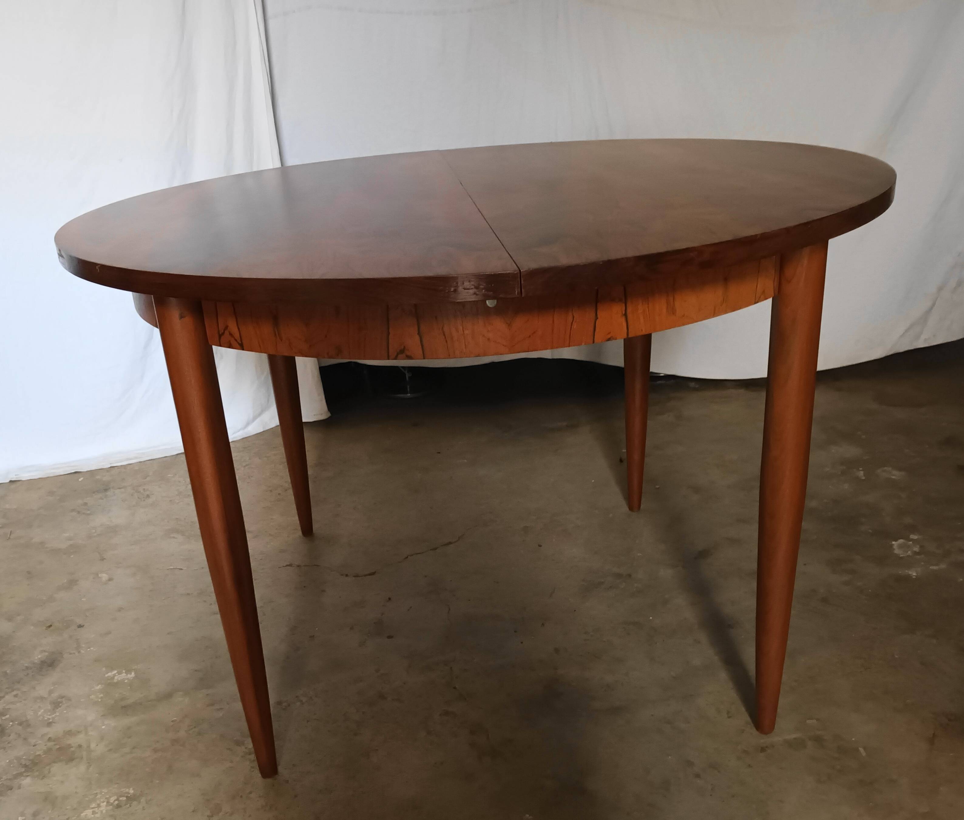 Round rosewood table with extension from the 70s