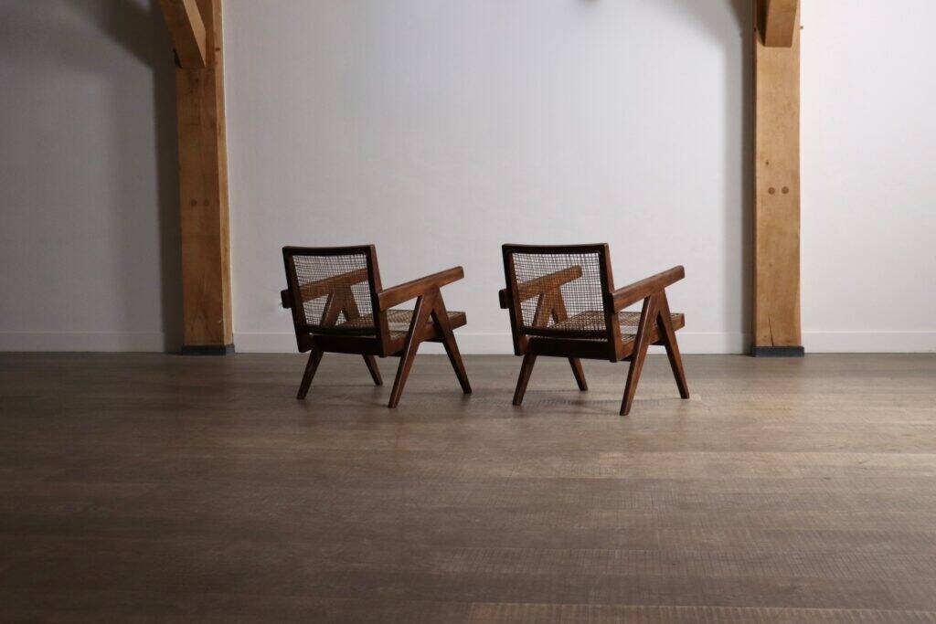 Chaises longues Pierre Jeanneret PJ-SI-29-A en teck et en rotin, années 1950.