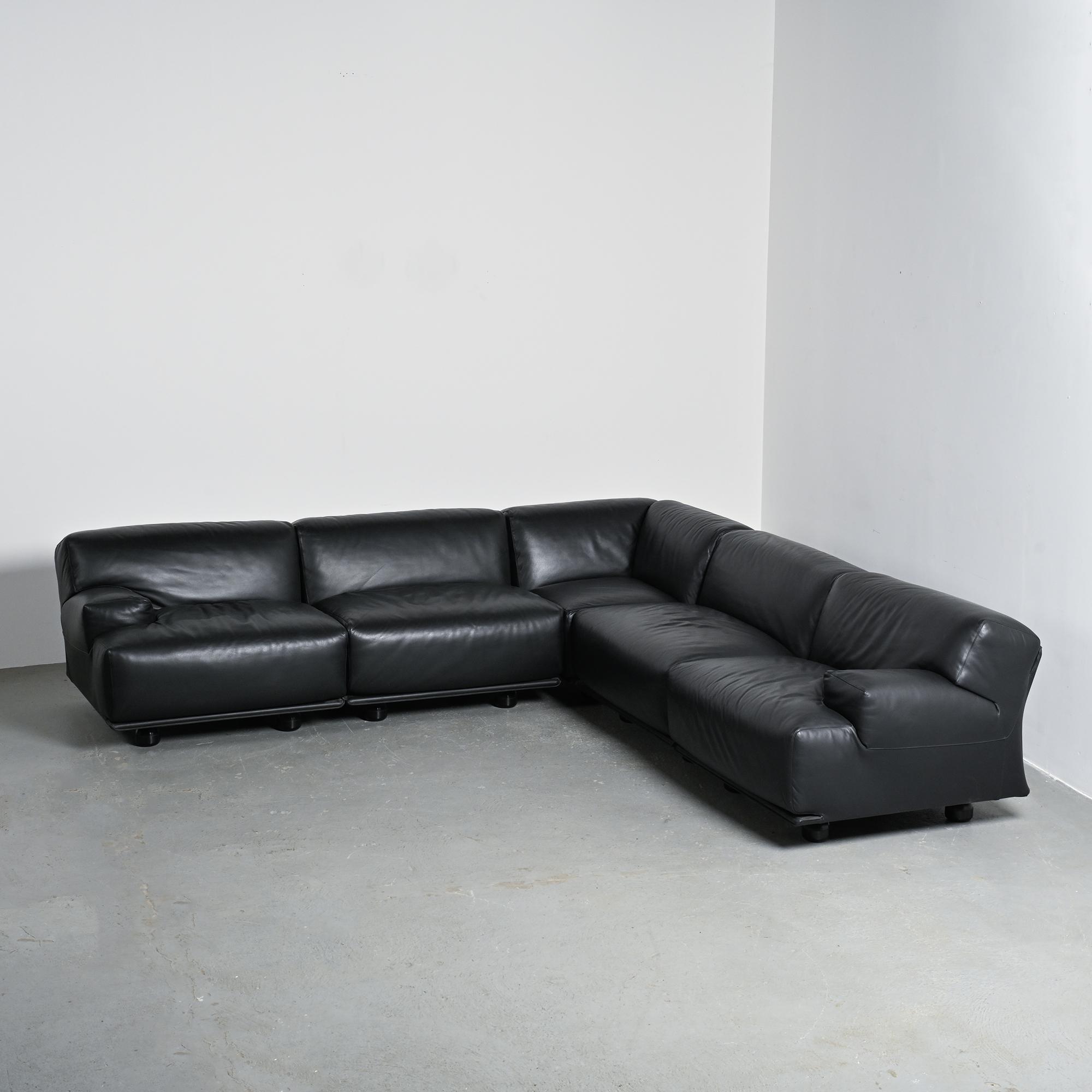 Modular canapé Fiandra in black leather, Vico Magistretti, Cassina, around 1980.