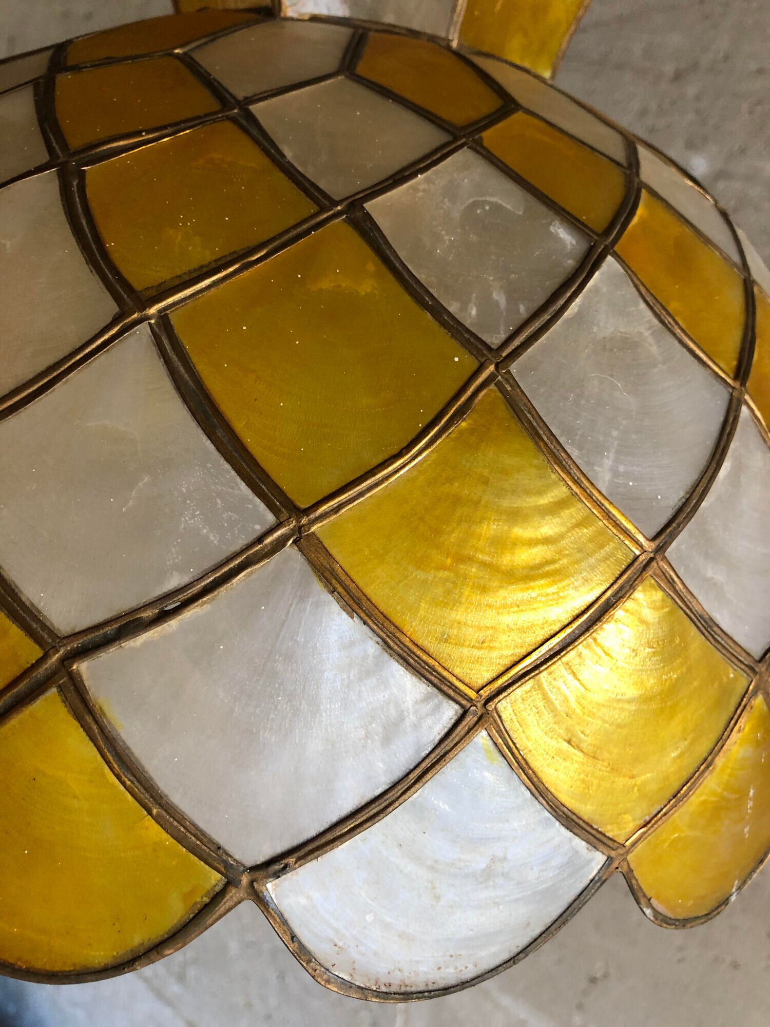 Mother-of-pearl pendant lamp, white and yellow, with lead or tin, brass colour