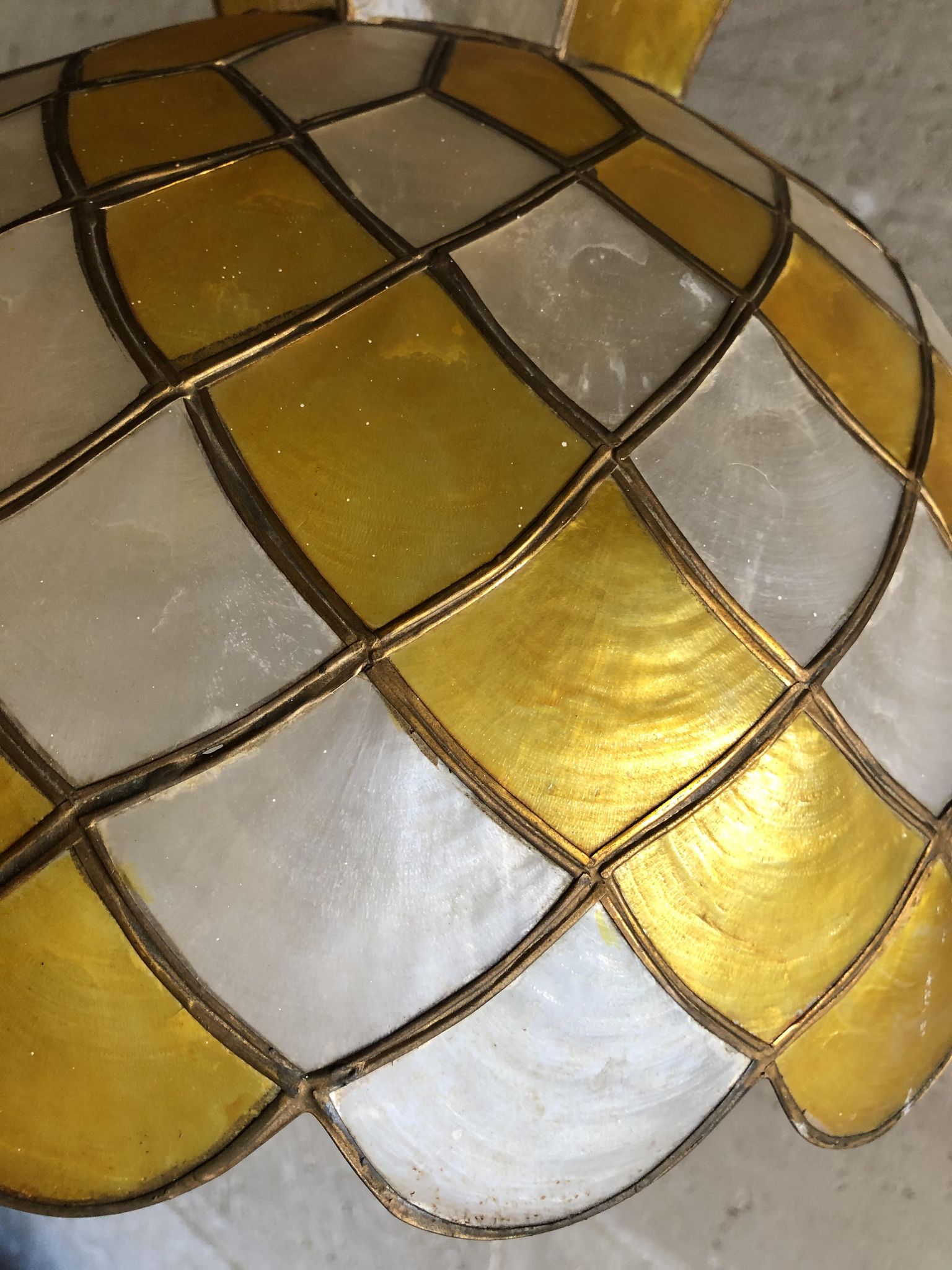 Mother-of-pearl pendant lamp, white and yellow, with lead or tin, brass colour