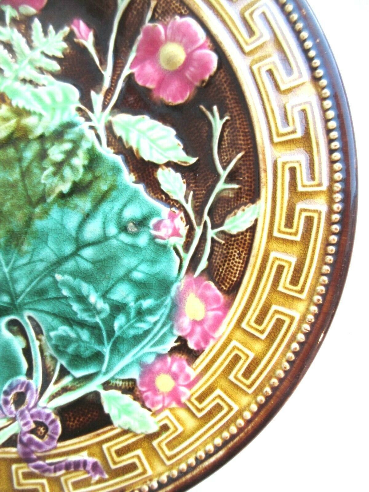 Slurry plate Choisy le Roi: Leaves and flowers bound by a ribbon