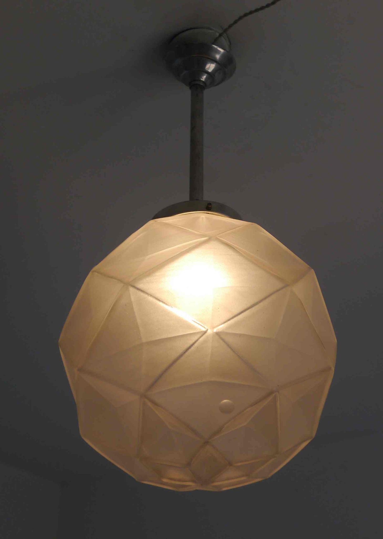 Suspension art déco globe en verre moulé pressé à facettes