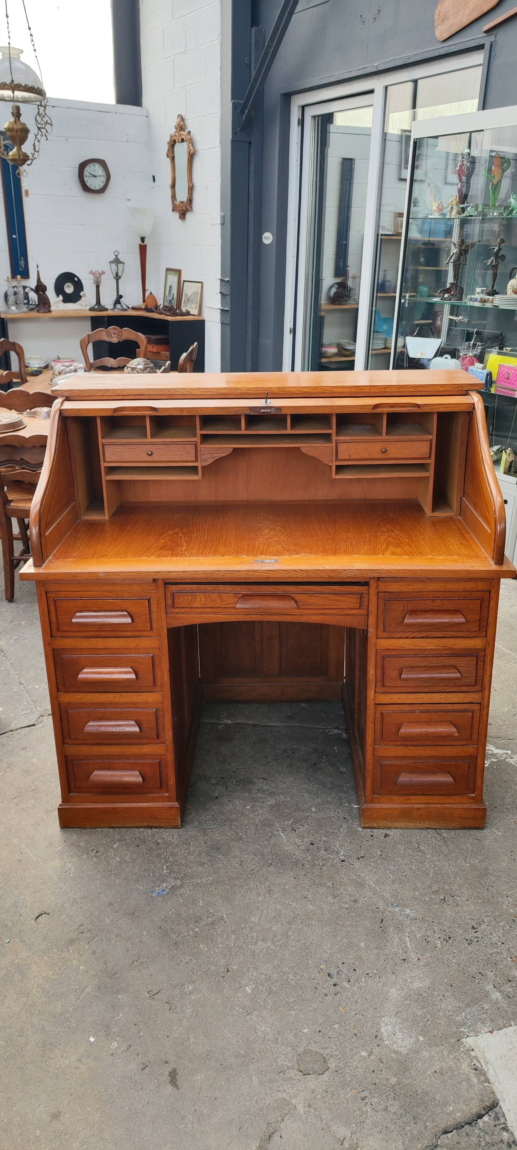 Old American desk in solid oak with S-shaped shutter