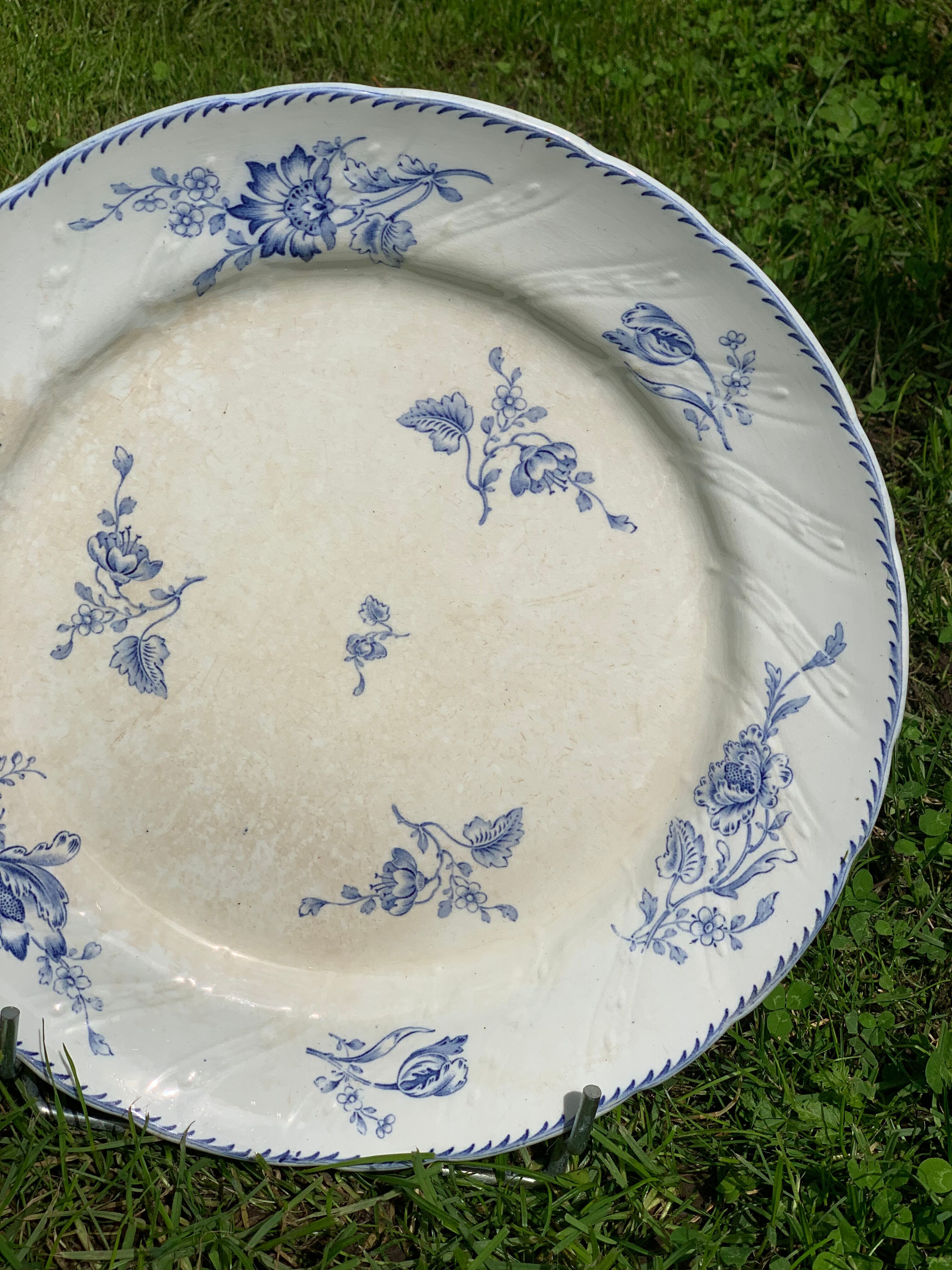 Old round dish in earthenware, Keller and Guérin in Lunéville service Saxony