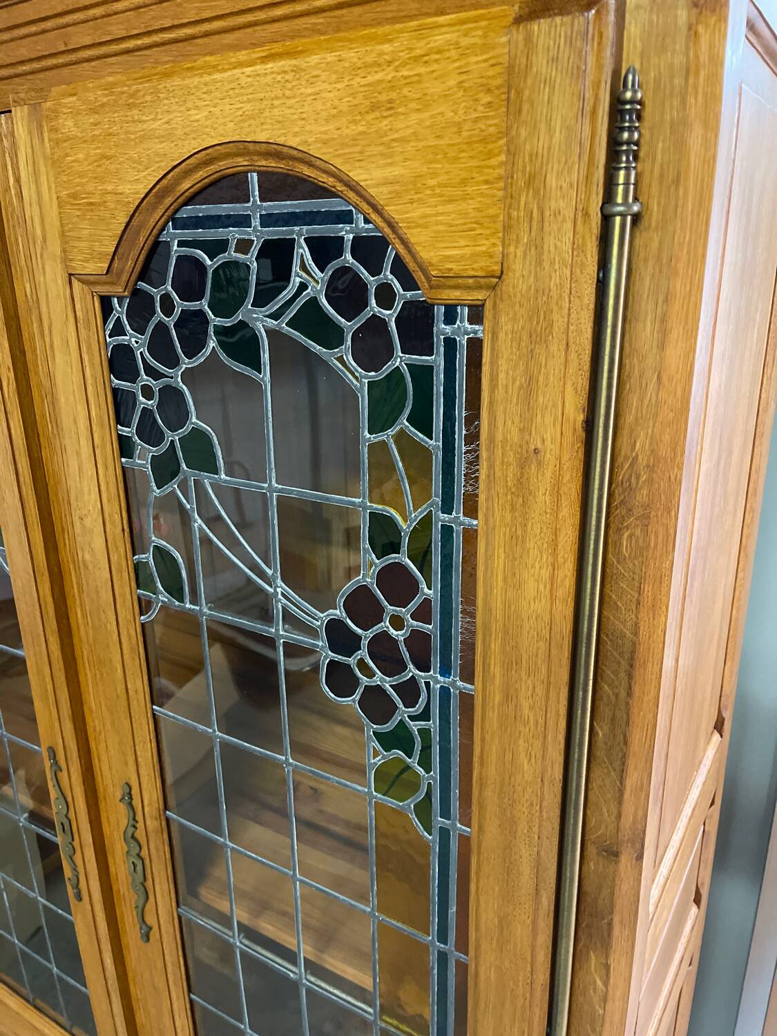 Display cabinet / showcase in solid oak