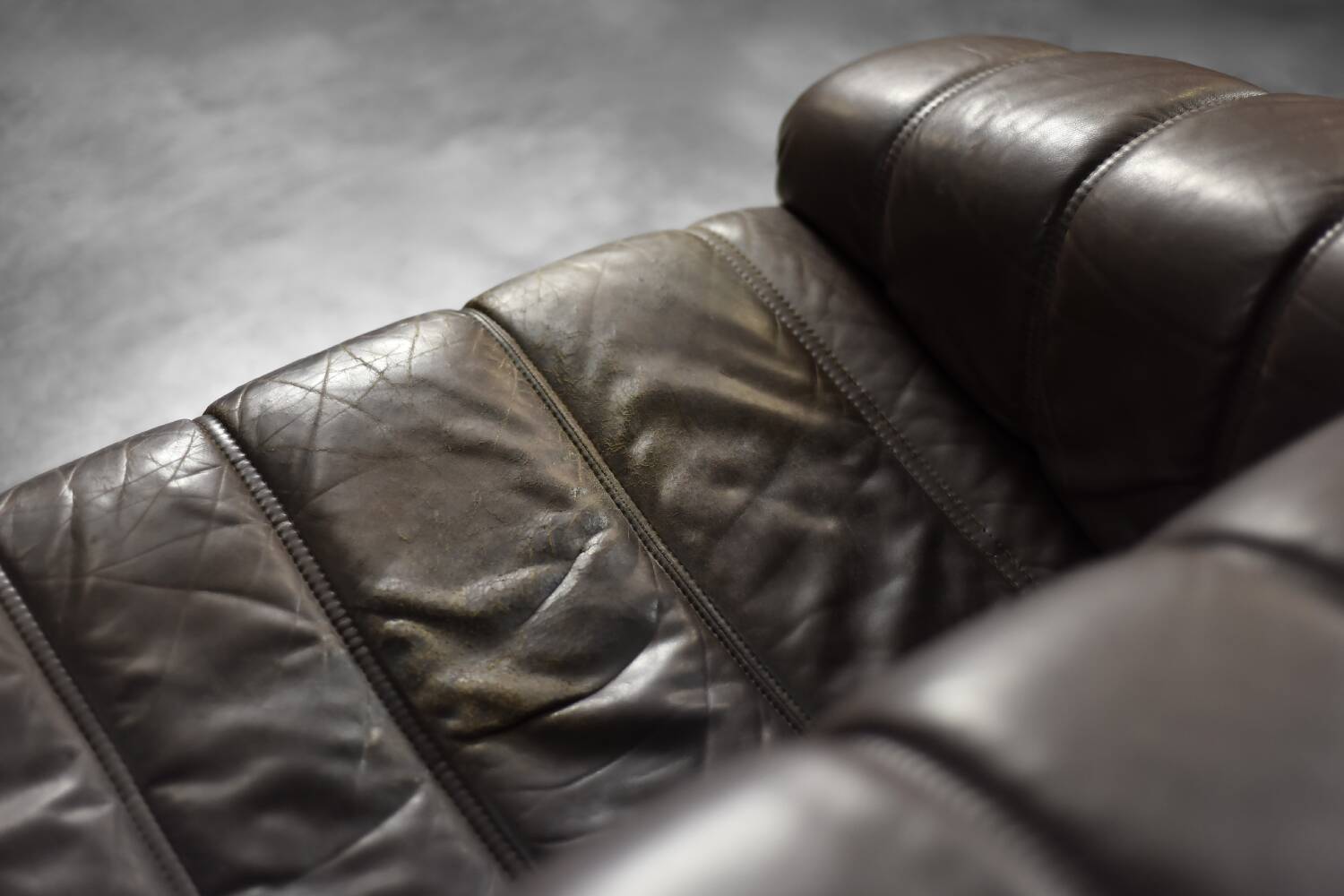 Vintage 2-seater brown leather canapé in modern Danish mid-century style from the 1970s.