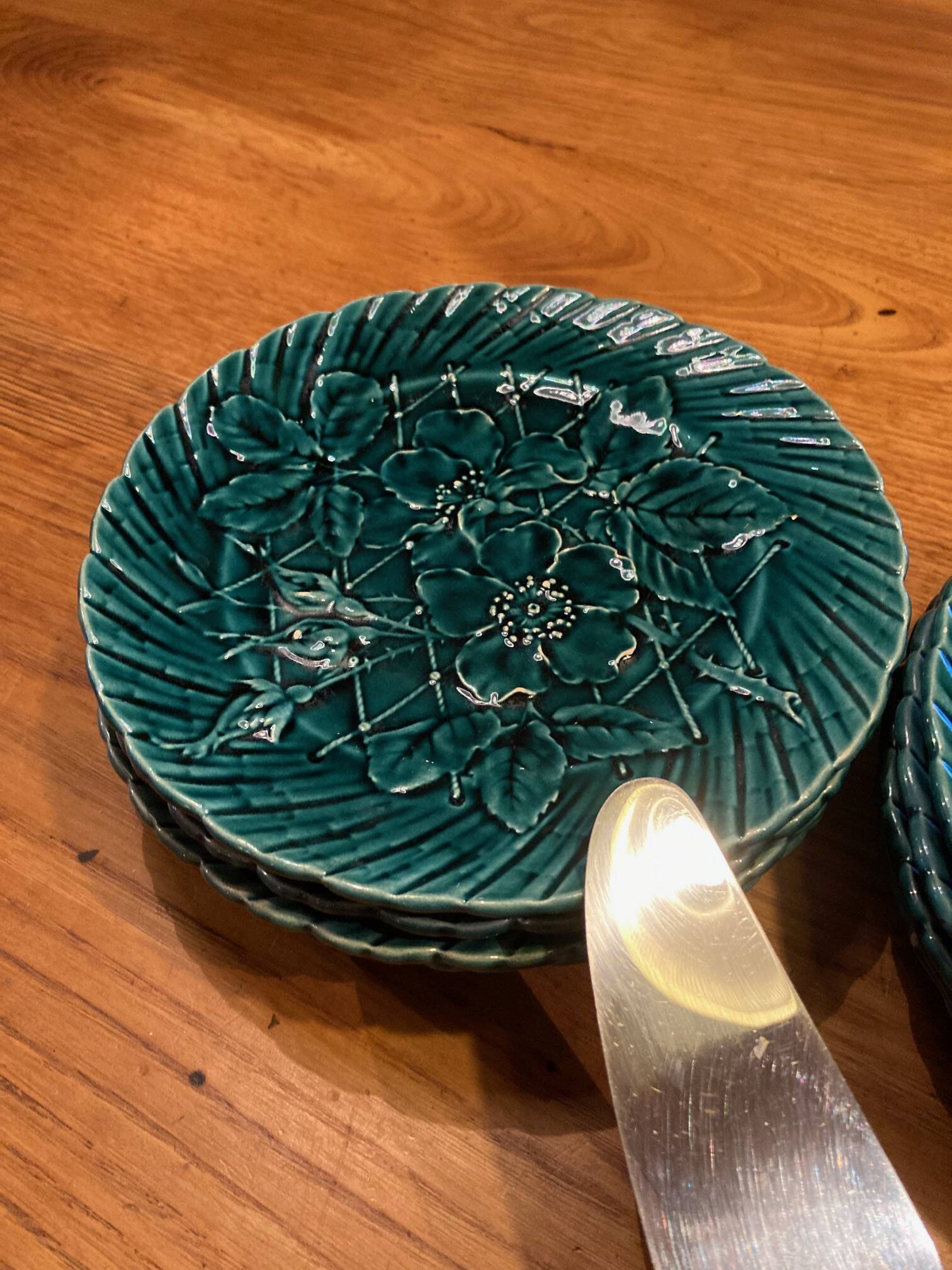 Set of 10 green earthenware dessert plates with a finely embossed floral pattern