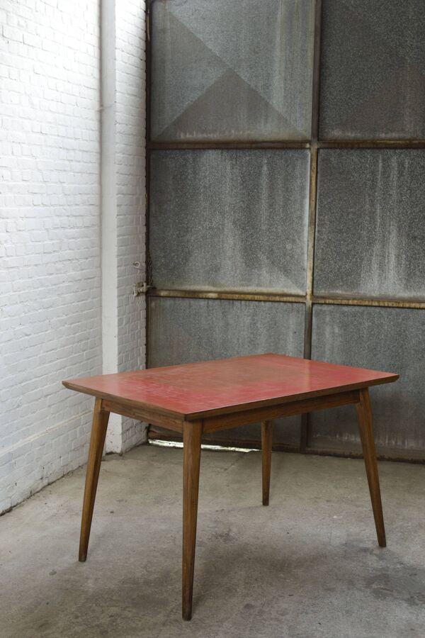 Table de salle à manger en hêtre des années 50 avec plateau en formica rouge
