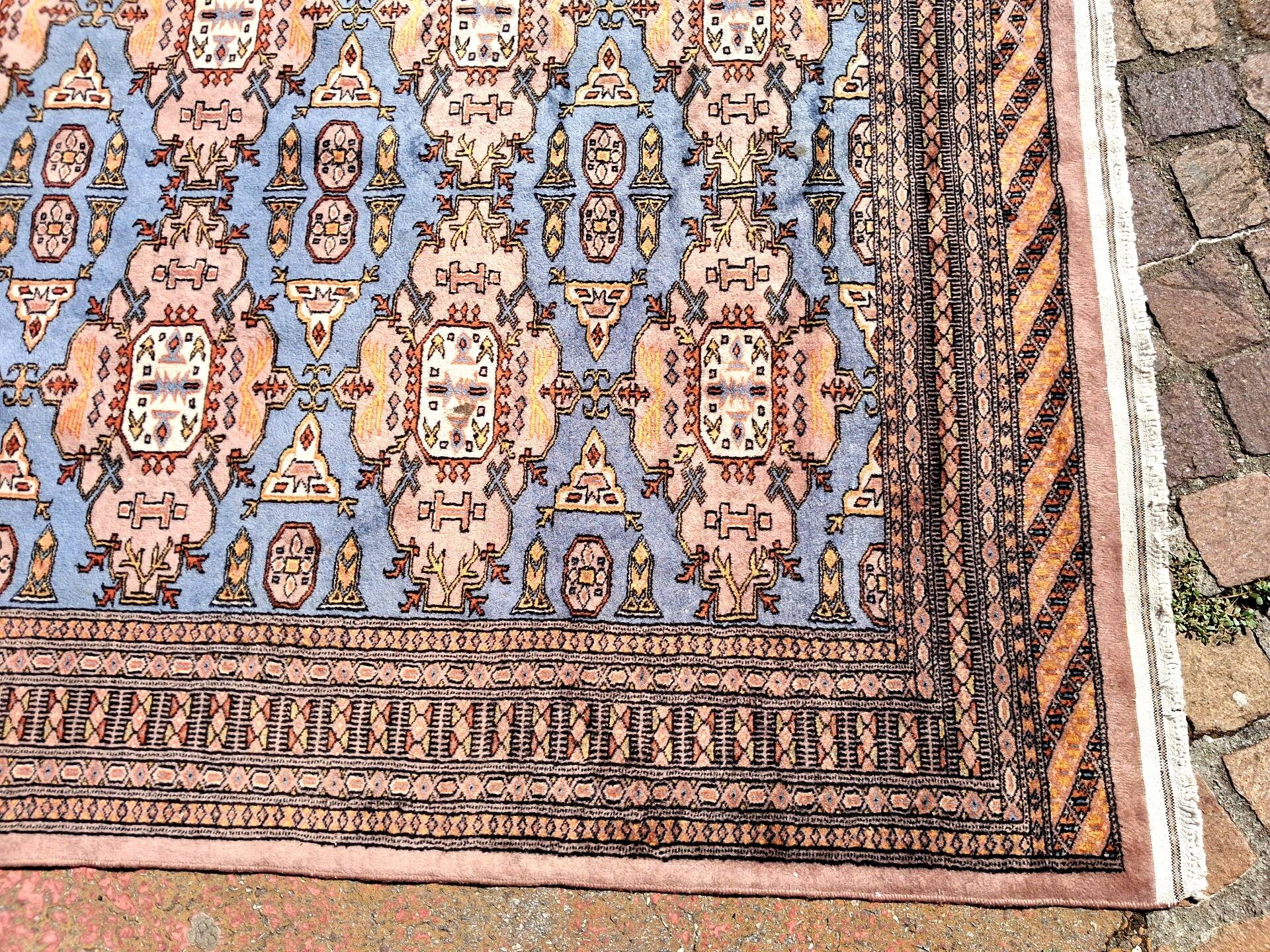 Tapis d'orient, taille 243 x 168 cm, signé numéroté