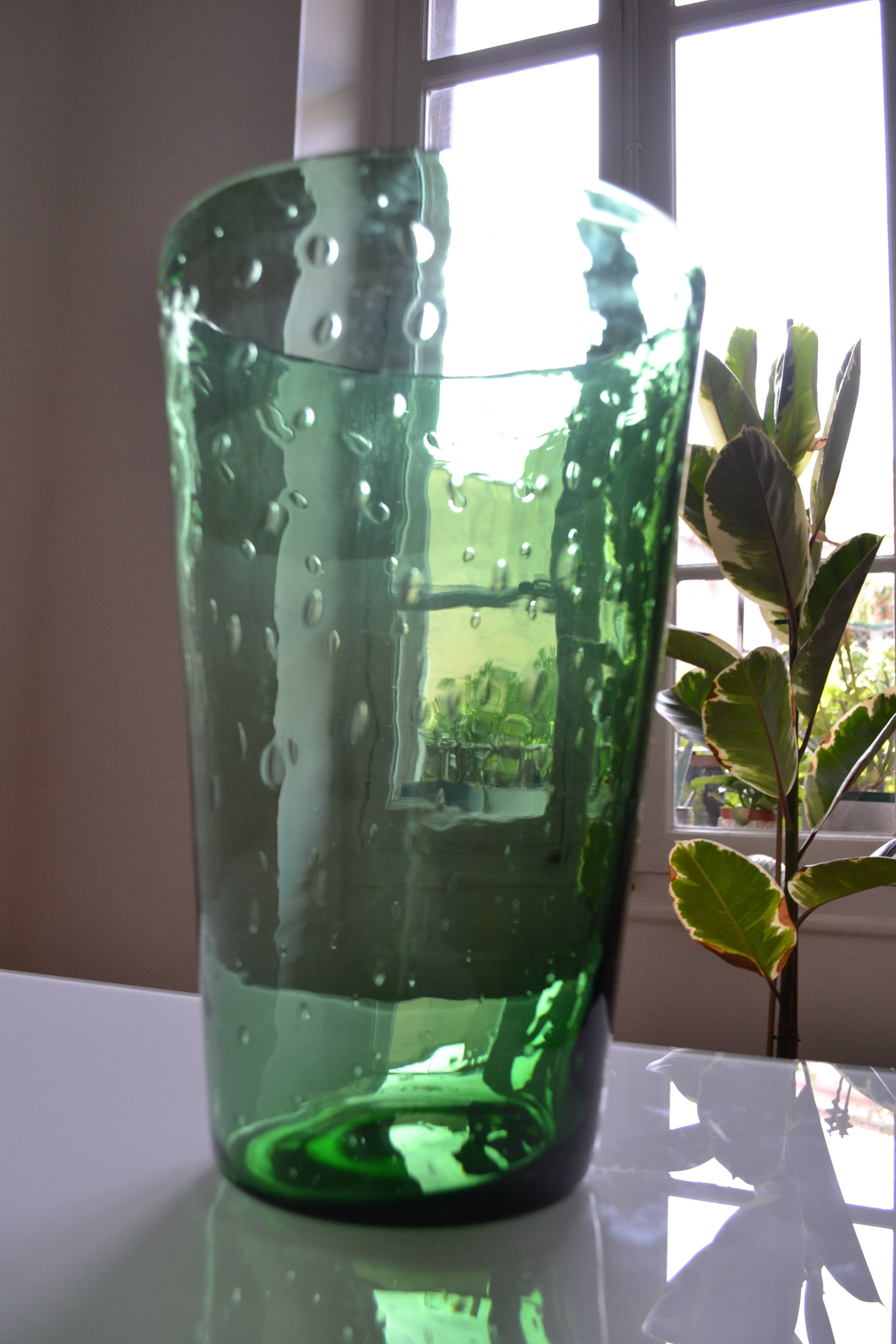 Very large vase 35 cm in green bullicante glass Murano or Empoli Italy 1960