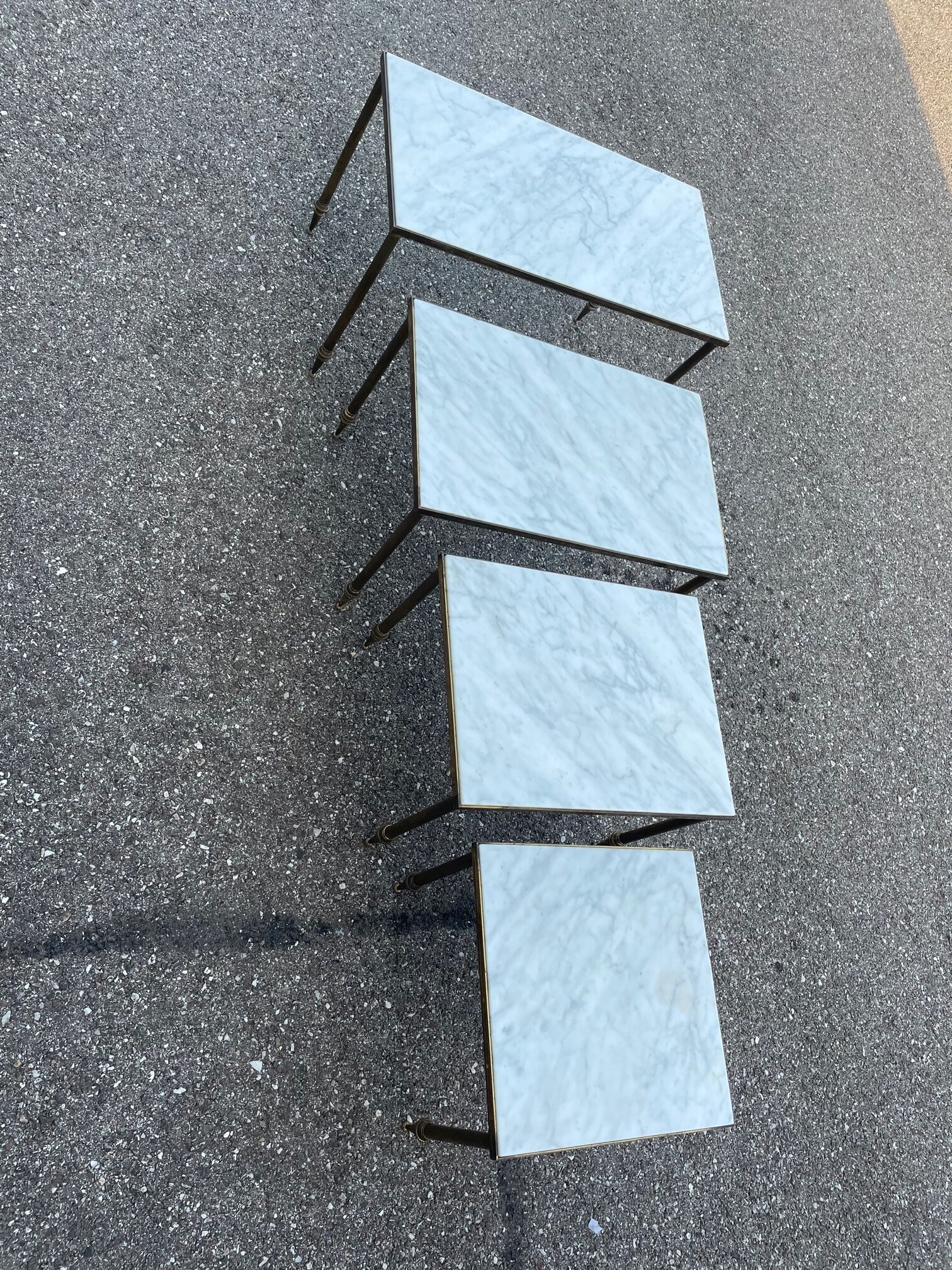 Table gigognes en marbre et laiton