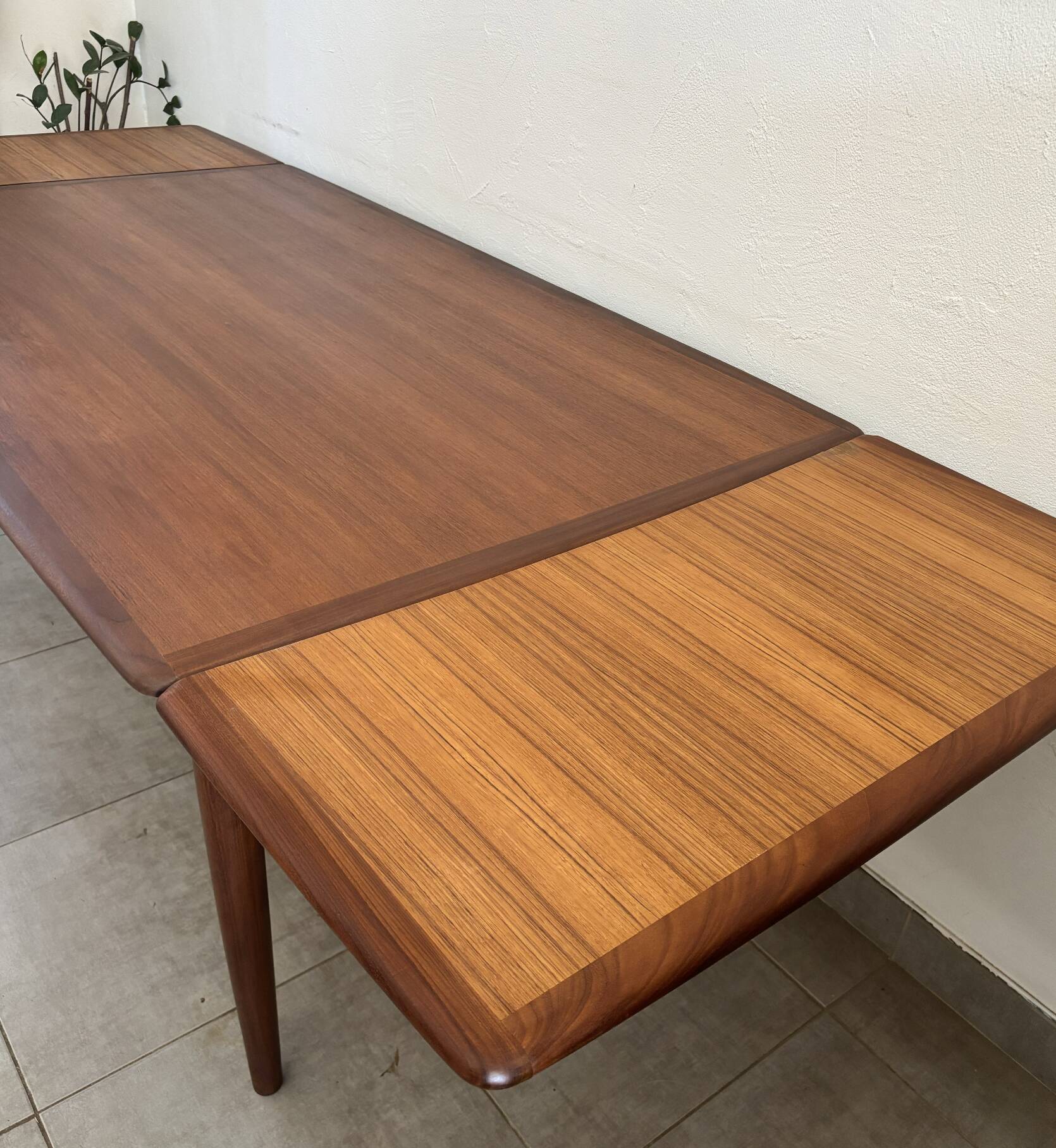 Extendable teak table in Scandinavian/Danish style, Ligne Roset, 1960s.