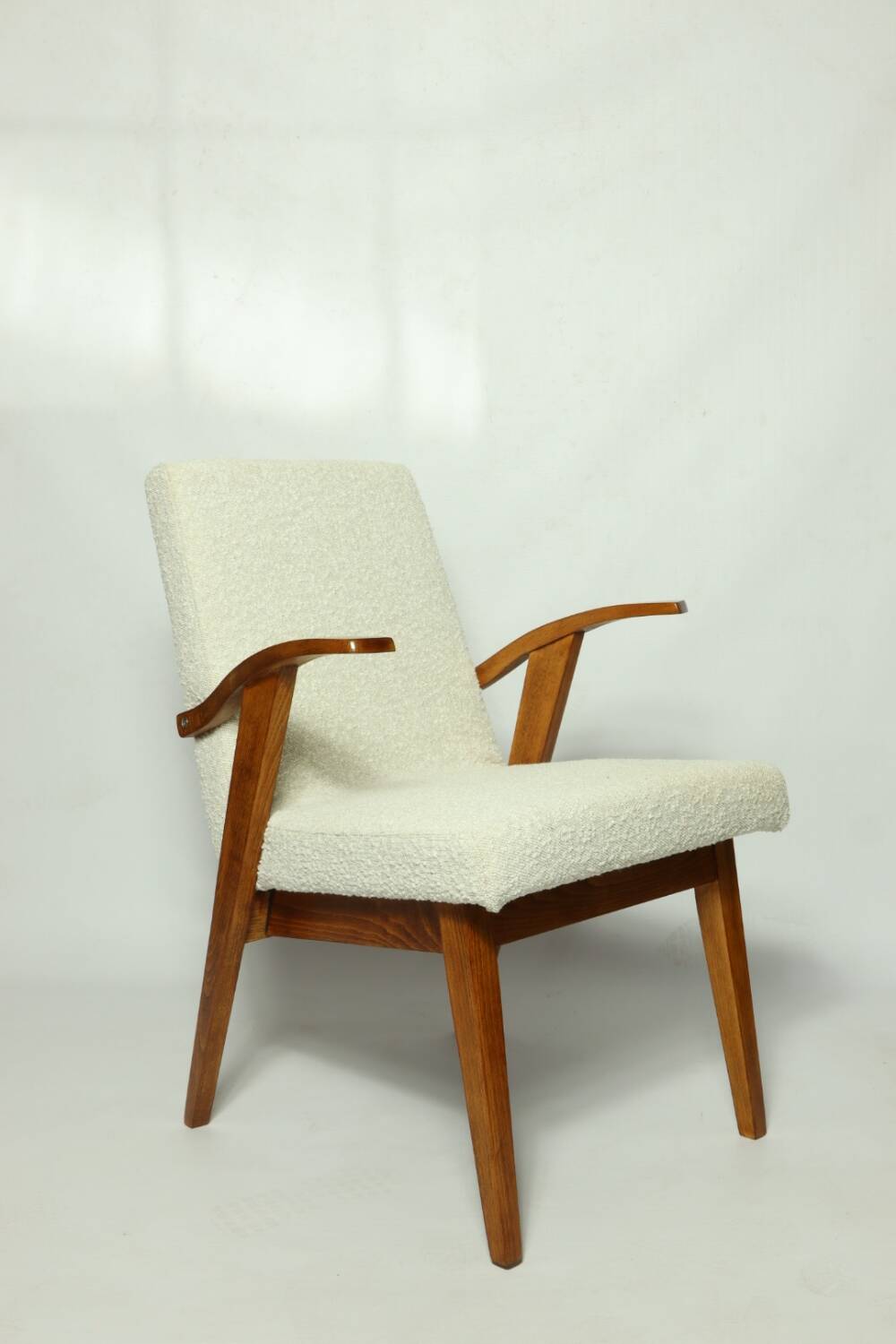 Fauteuil en bois et tissu bouclette beige clair restauré, design Puchala 1970