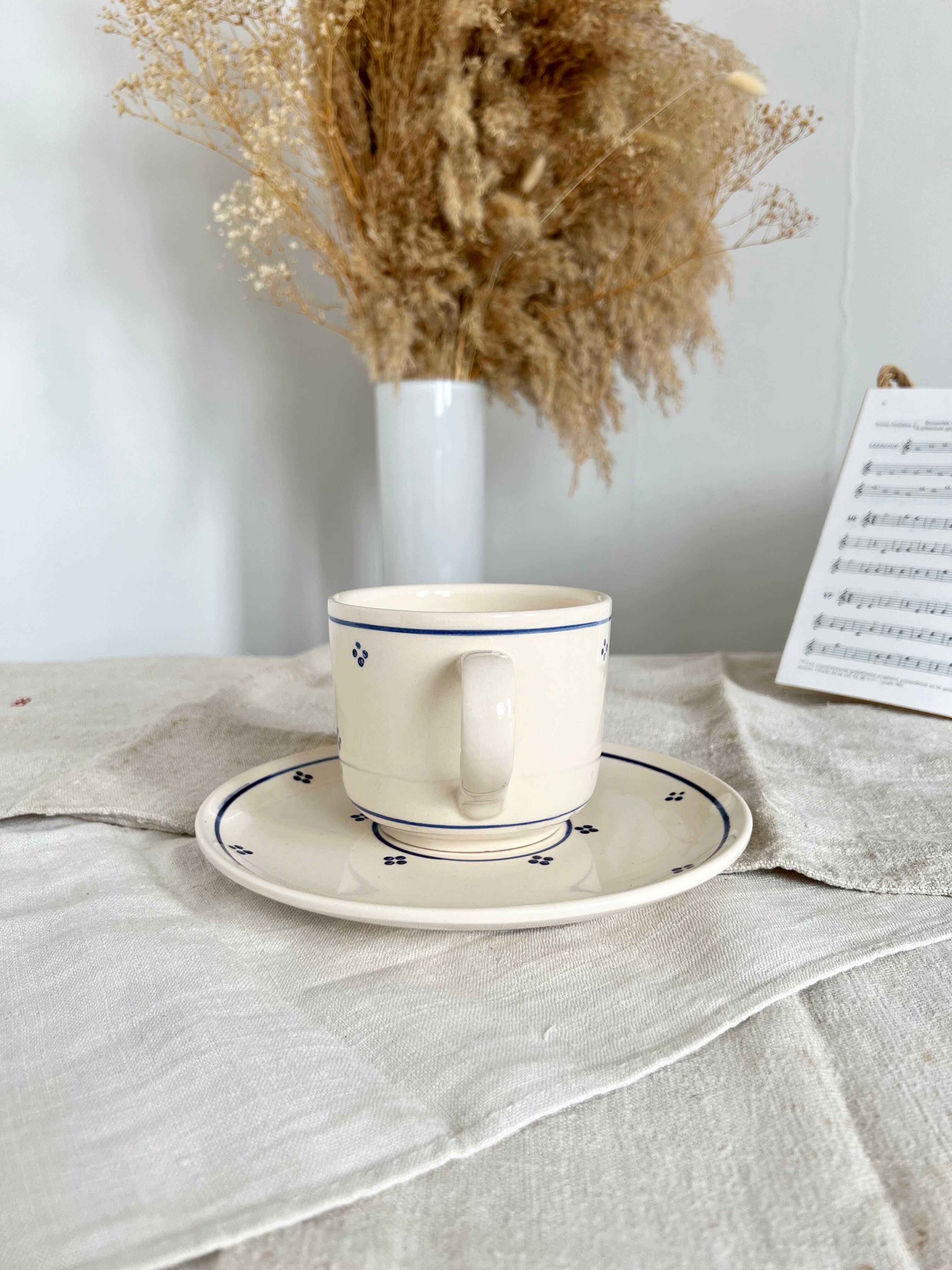 Grande tasse et sous tasse ancienne peinte à la main - Style romantique porcelaine beige et bleu