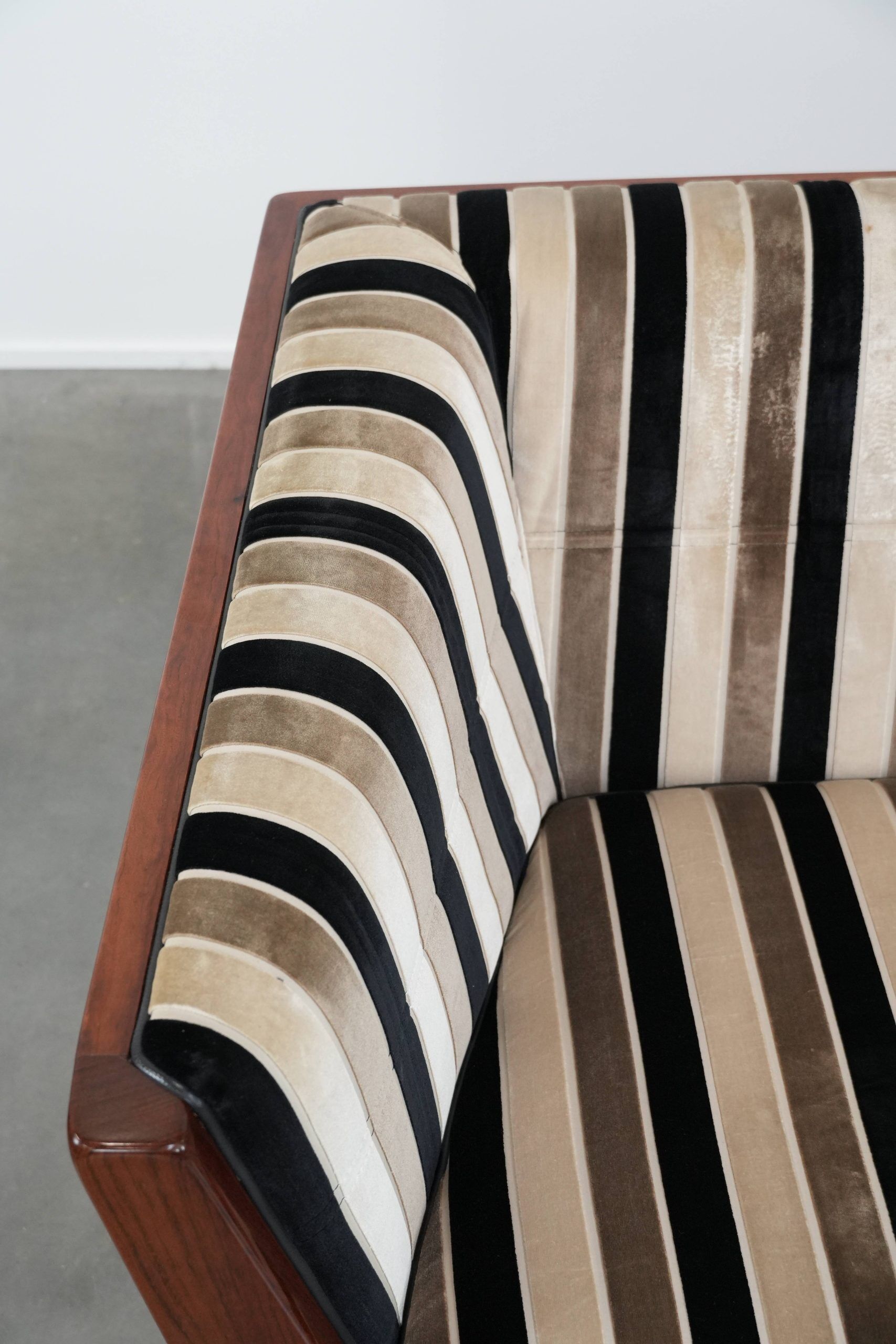 Canapé 2,5 places de luxe au design Art Déco, avec de magnifiques boiseries et un revêtement en tissu de haute qualité.