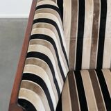 Canapé 2,5 places de luxe au design Art Déco, avec de magnifiques boiseries et un revêtement en tissu de haute qualité.