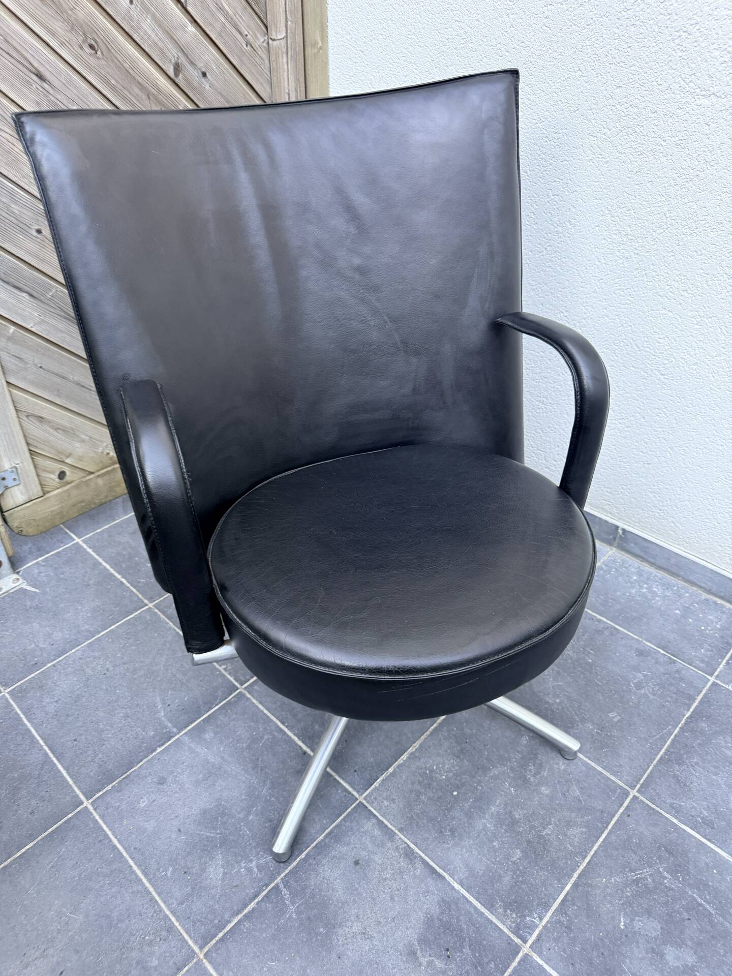 Swivel armchair EJ80B “Partner” – Erik Jørgensen – black leather