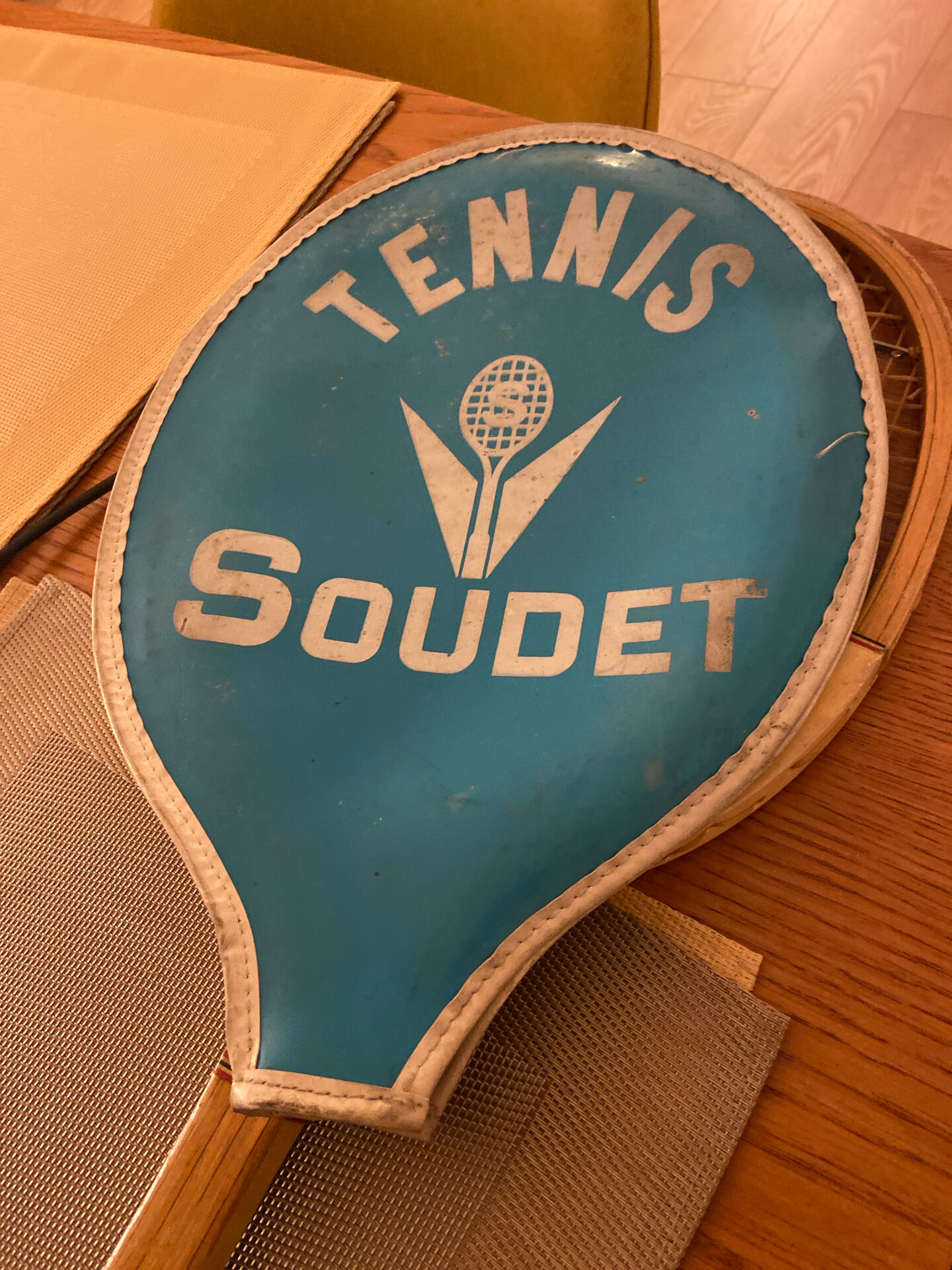 Vintage tennis lot Roland-Garros – Old rackets + balls