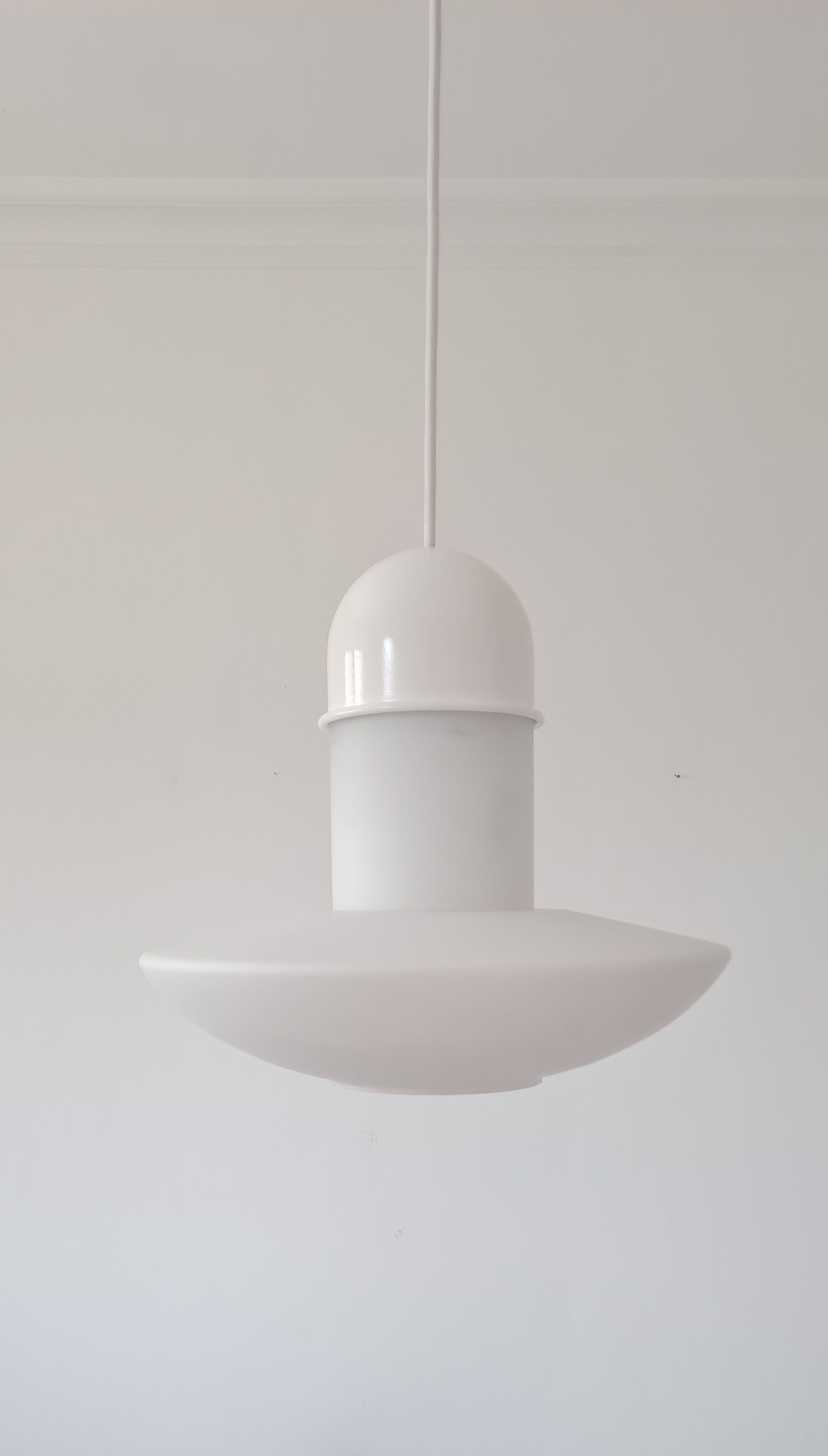 Suspension in white opaline limburg