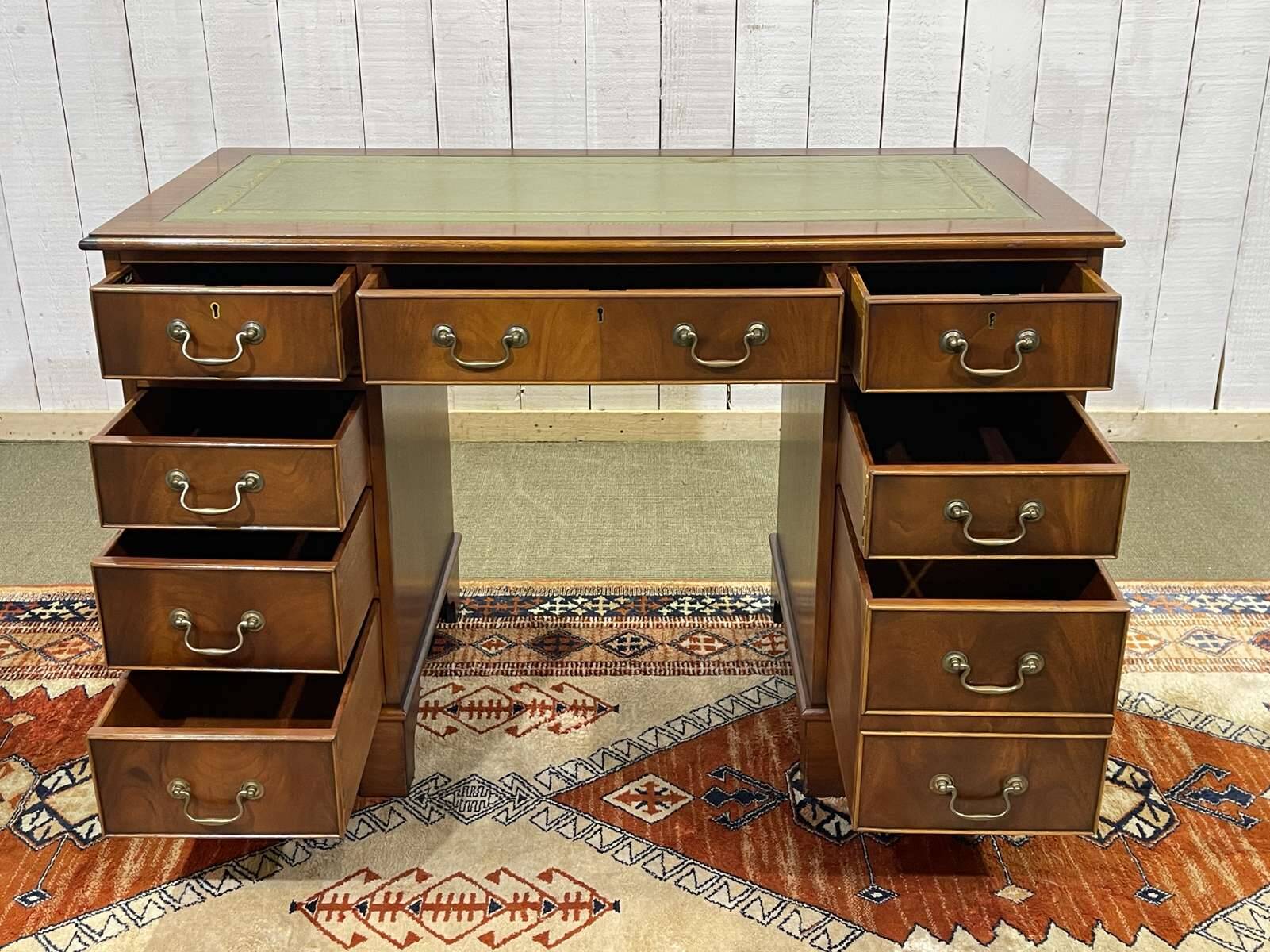 Bureau anglais à caissons des années 1950 en acajou et dessus cuir