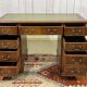 Bureau anglais à caissons des années 1950 en acajou et dessus cuir
