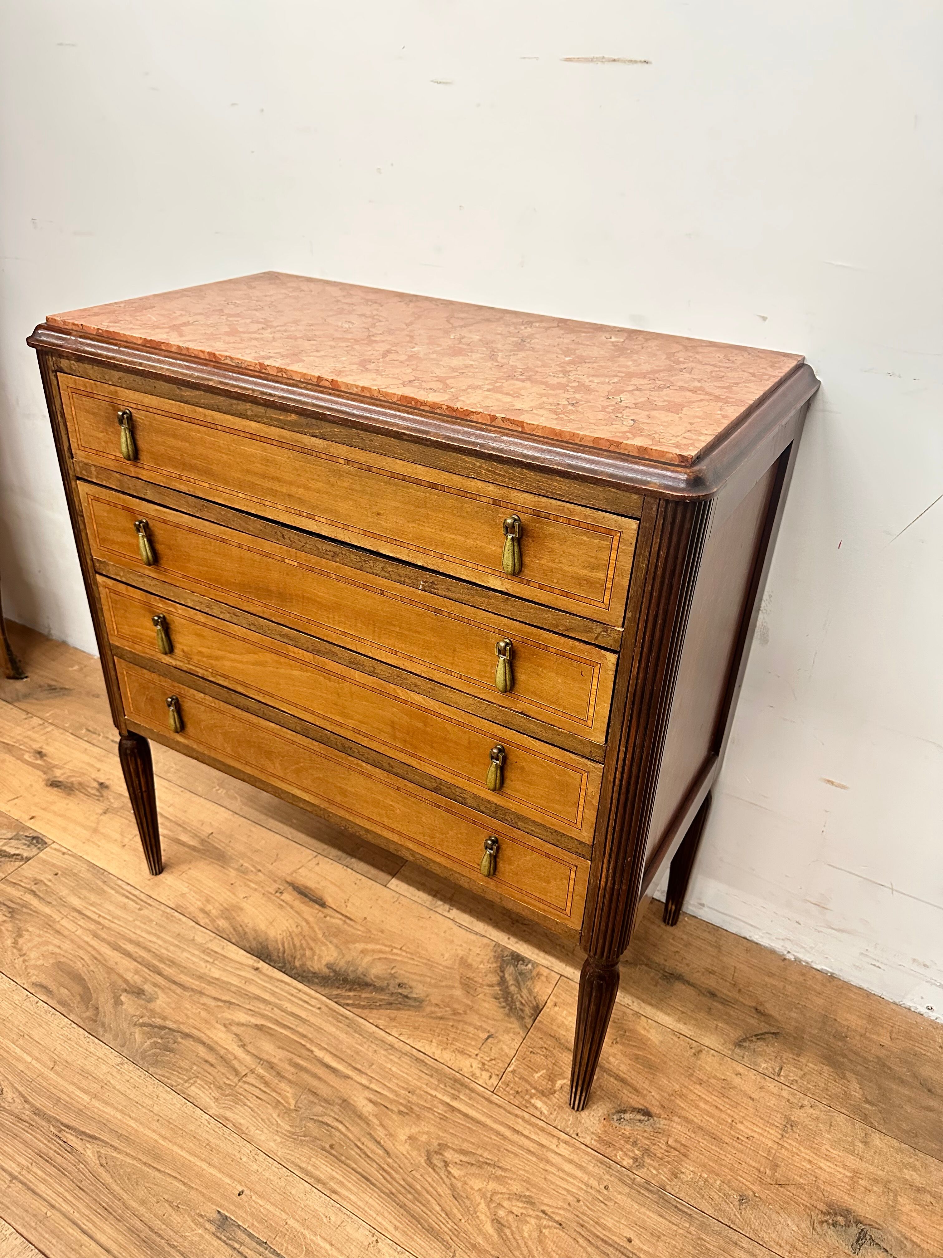 Commode de style louis XVI