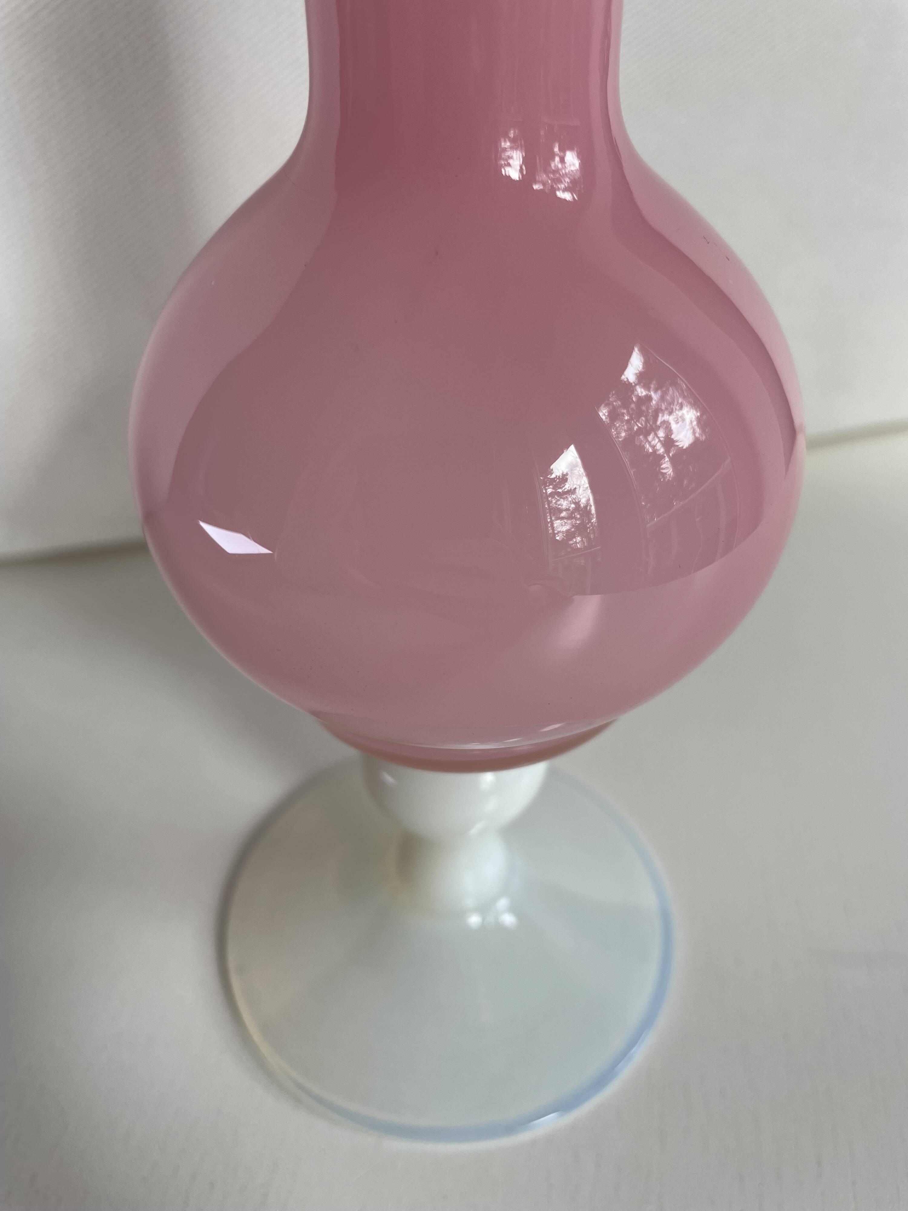 Vase en opaline rose
