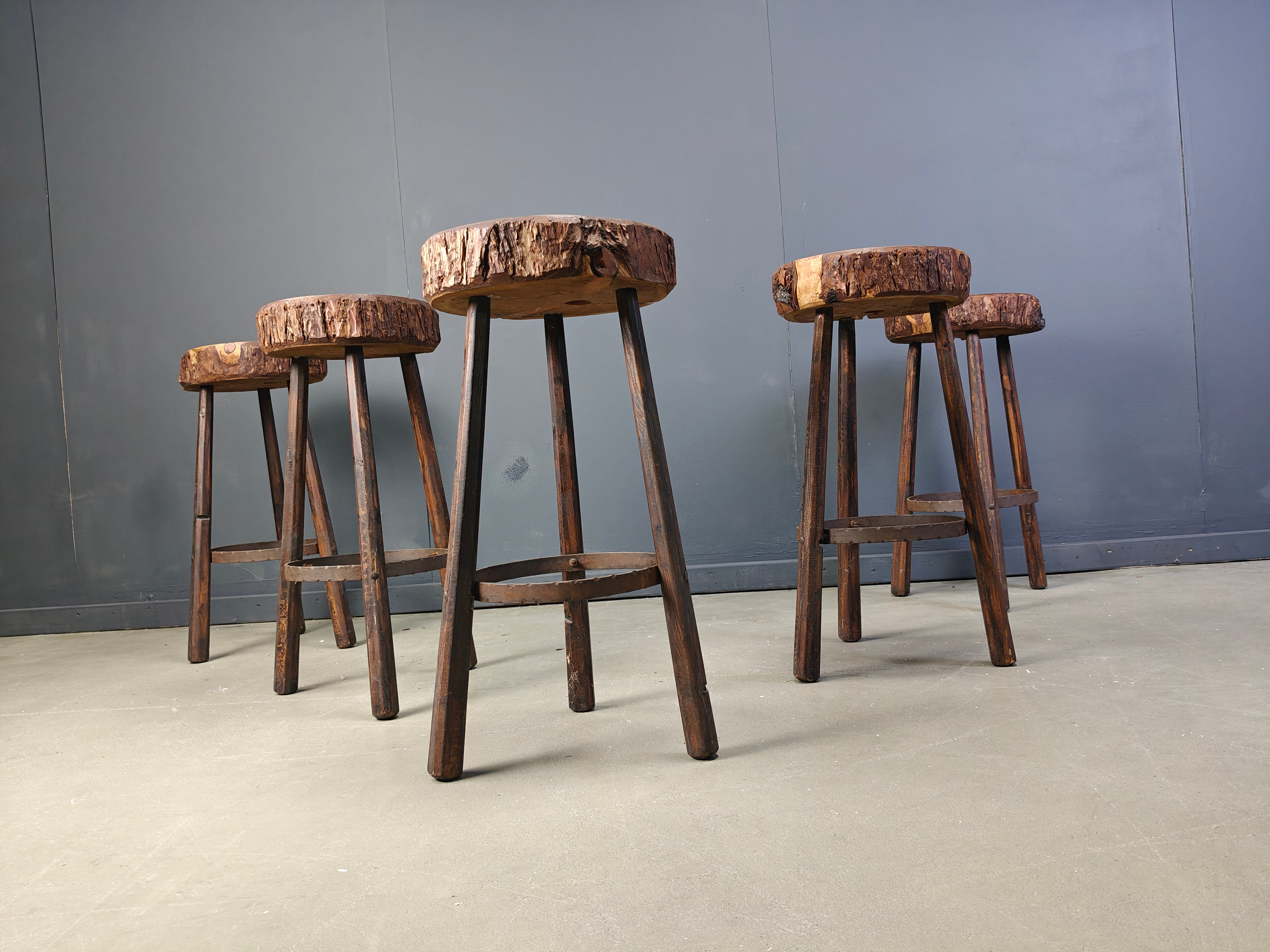 5 tabourets de bar en tronc d'arbre, années 1970