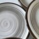 Ensemble de 10 assiettes Salins décor spirale minérale gris et brun