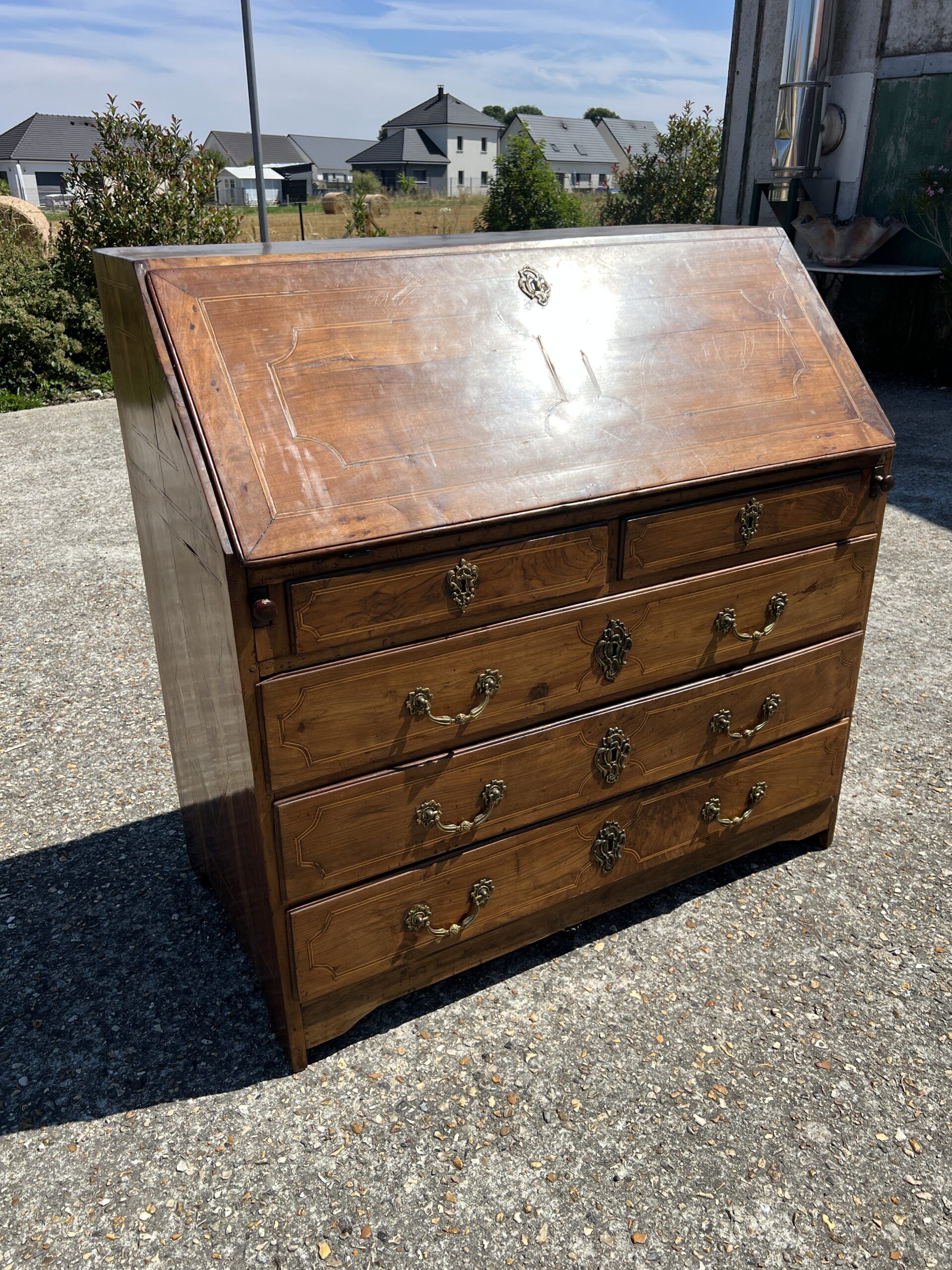 Writing cabinet, masterpiece of marquetry in solid cherry wood, late 18th, early 19th century.