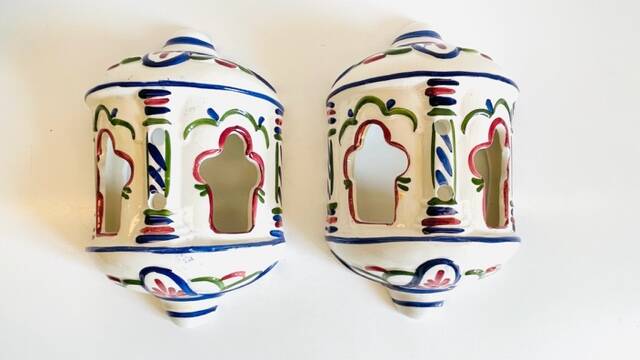 2 Vintage ceramic wall lights