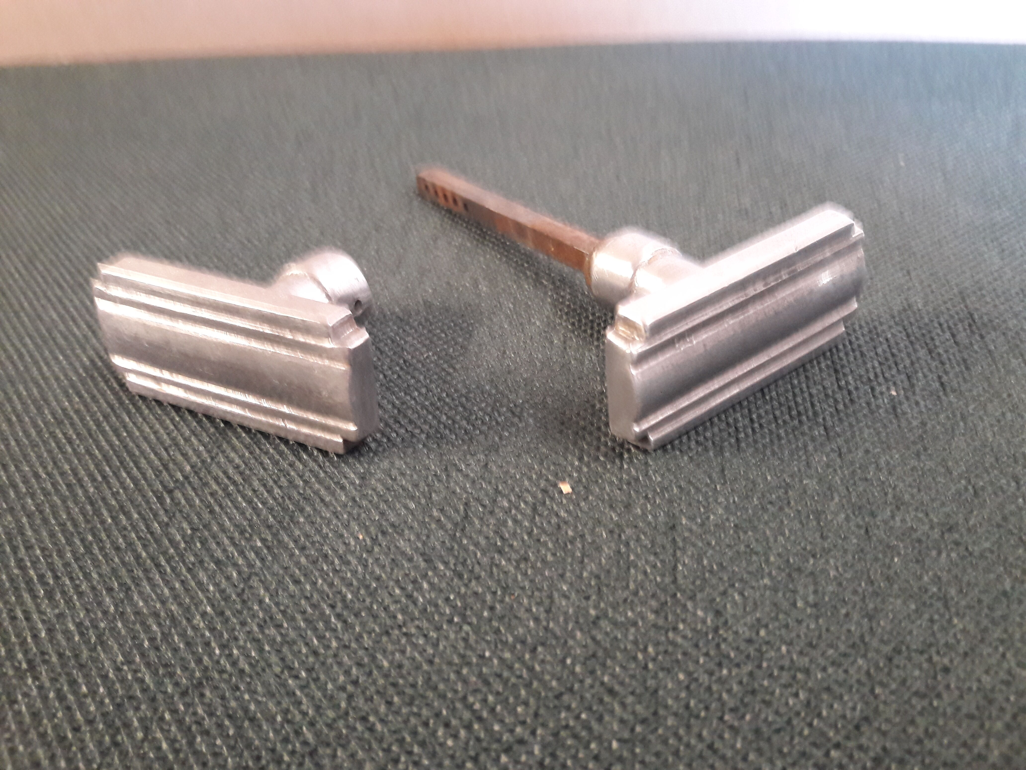 Une paire de poignée aluminium art deco