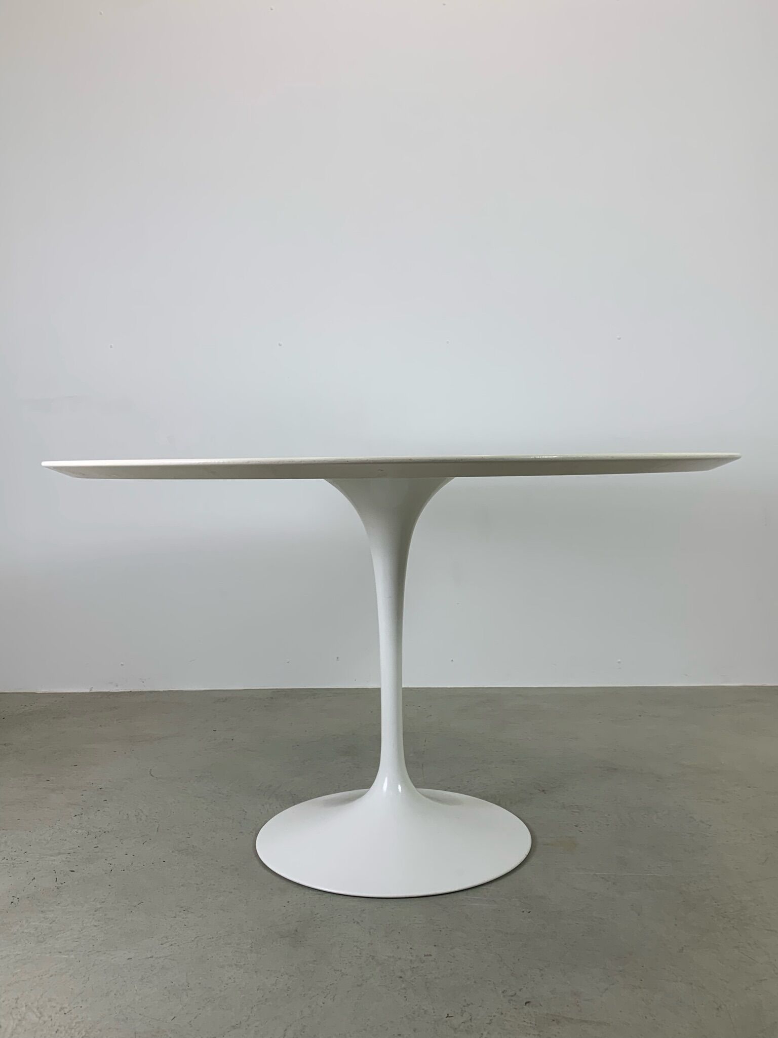 Eero Saarinen Tulip Dining Set with Swifel Chairs for Knoll International 1960s