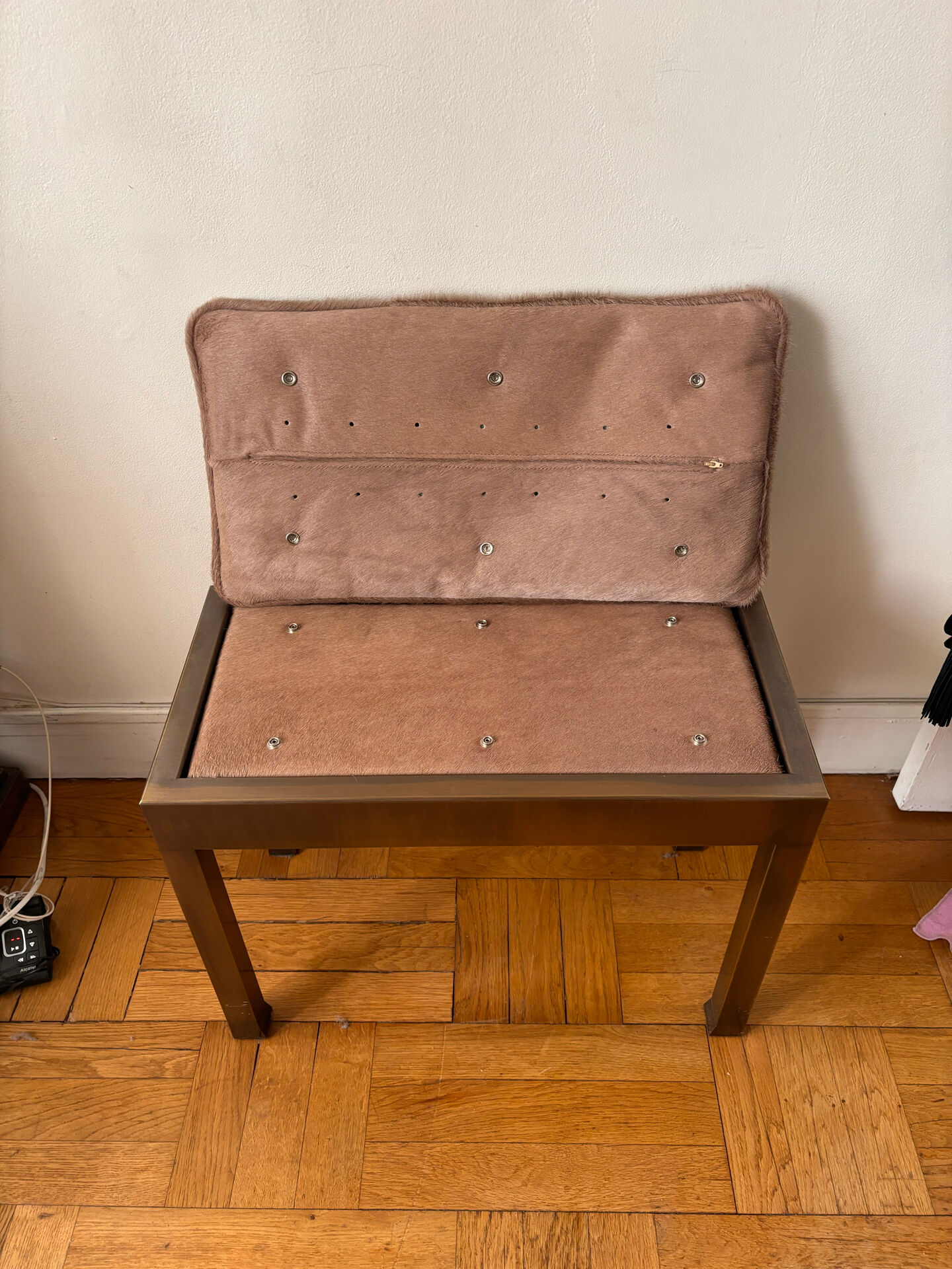 Gong est un tabouret avec des finitions soignées, qui provient du traitement de