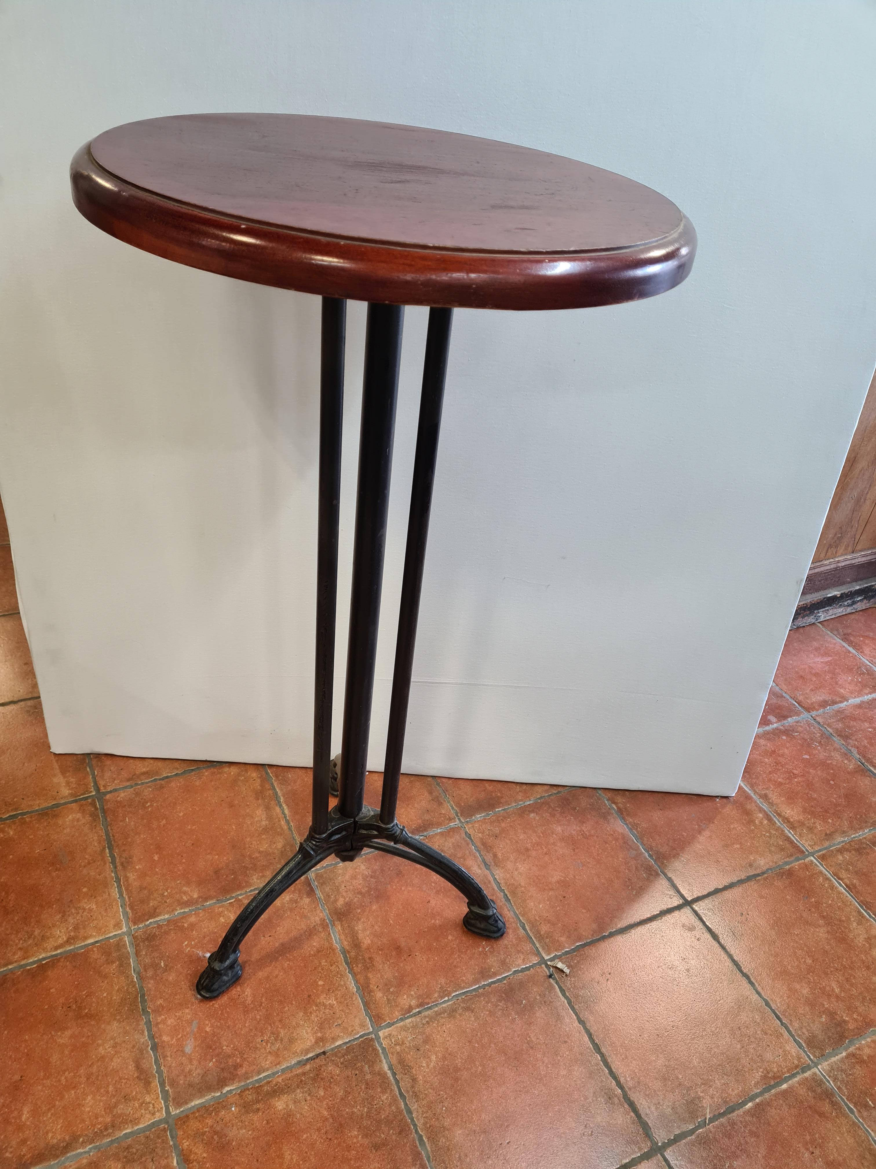 Pedestal table / standing up with cast iron base