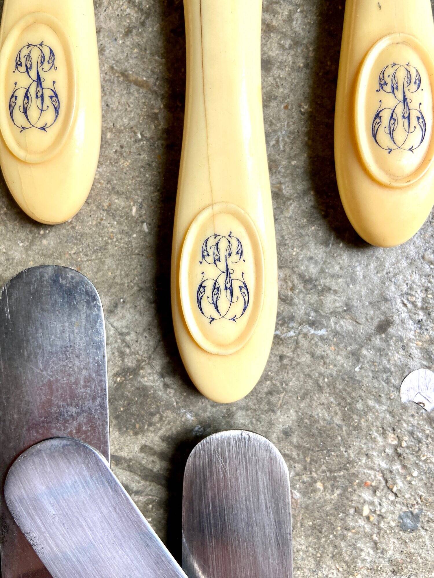 17 knives in steel, silver and monogrammed bone JE, late nineteenth century