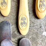 17 couteaux en acier, argent et os monogrammé JE, fin XIXème siècle
