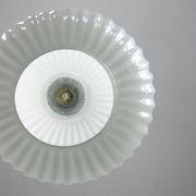 Lampe suspendue vintage en opaline et laiton