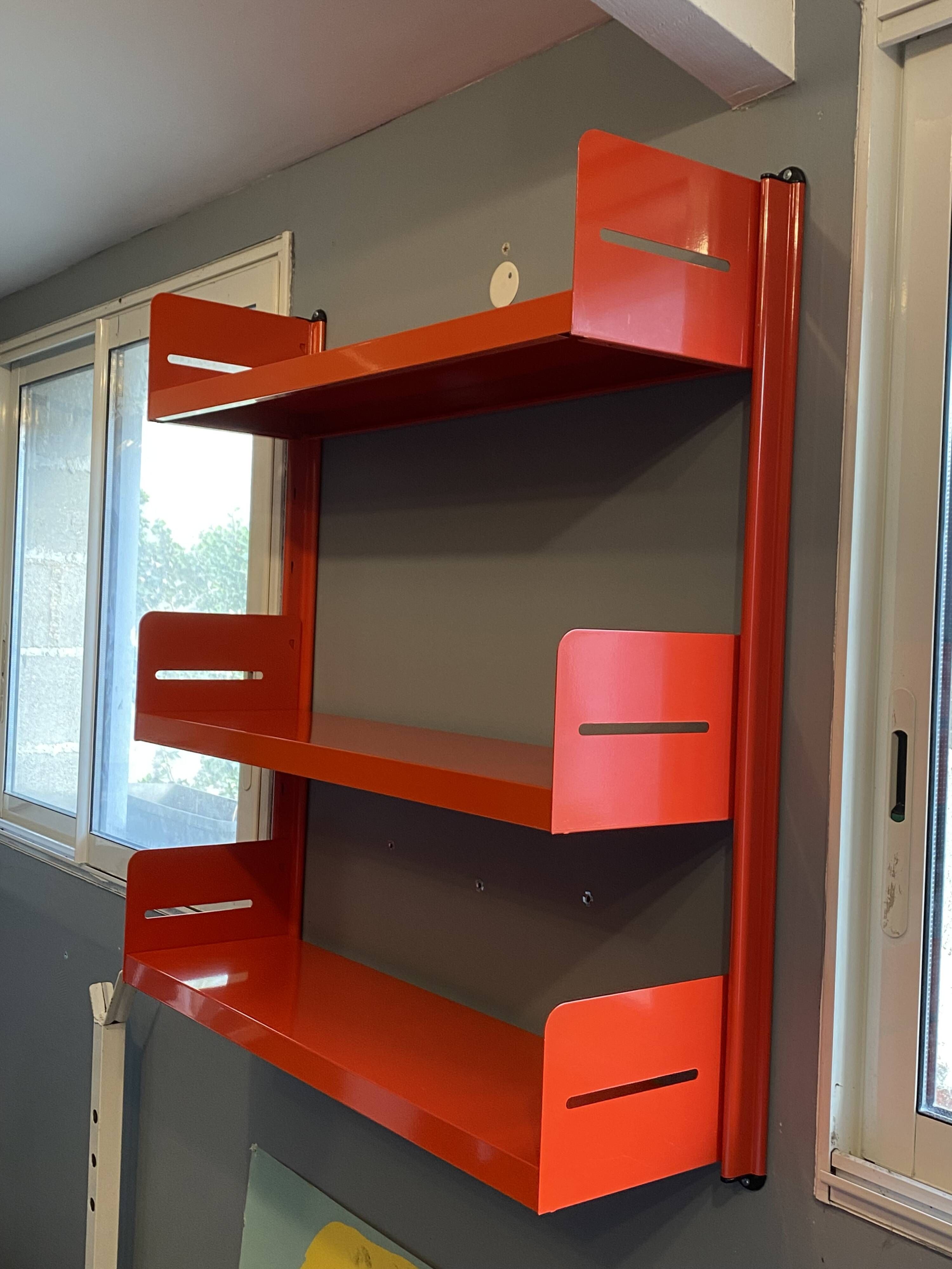 Modular red metal wall shelf in Congresso Lips Vago style.