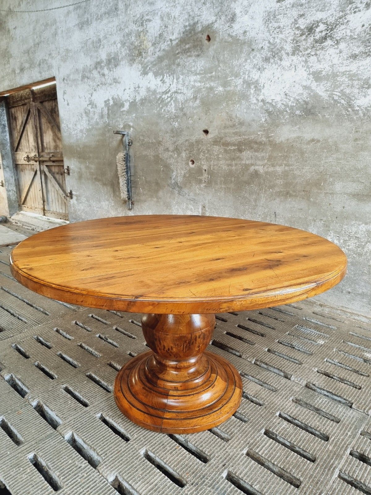Table ronde ancienne en noyer 140 cm