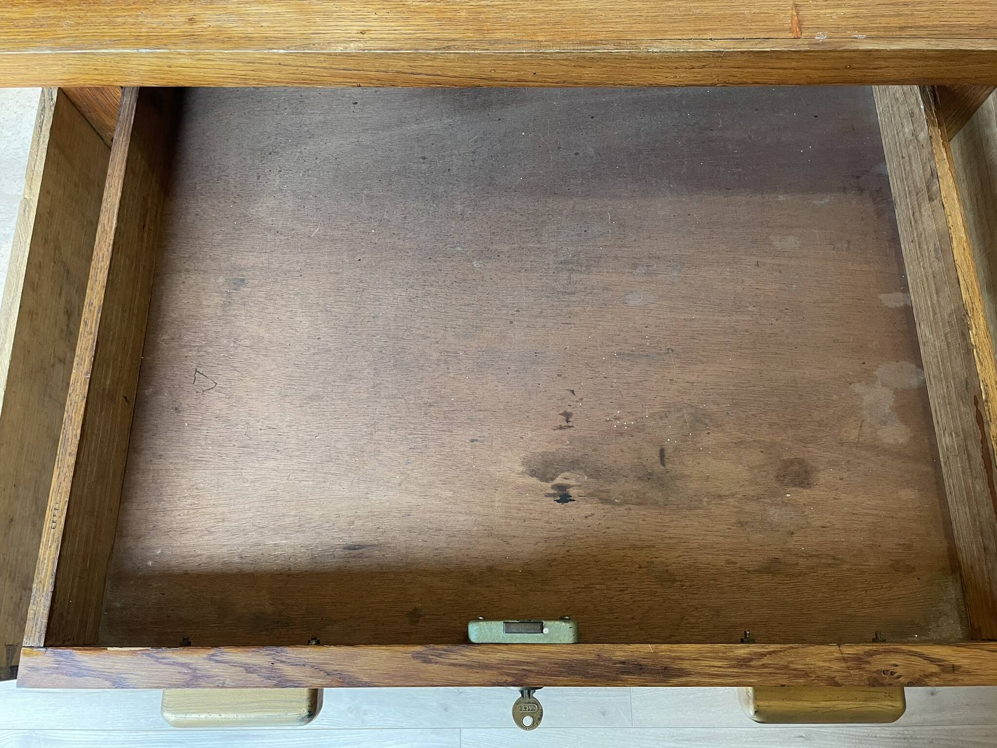 Bureau de ministre vintage double caisson en chêne – Milieu de pièce
